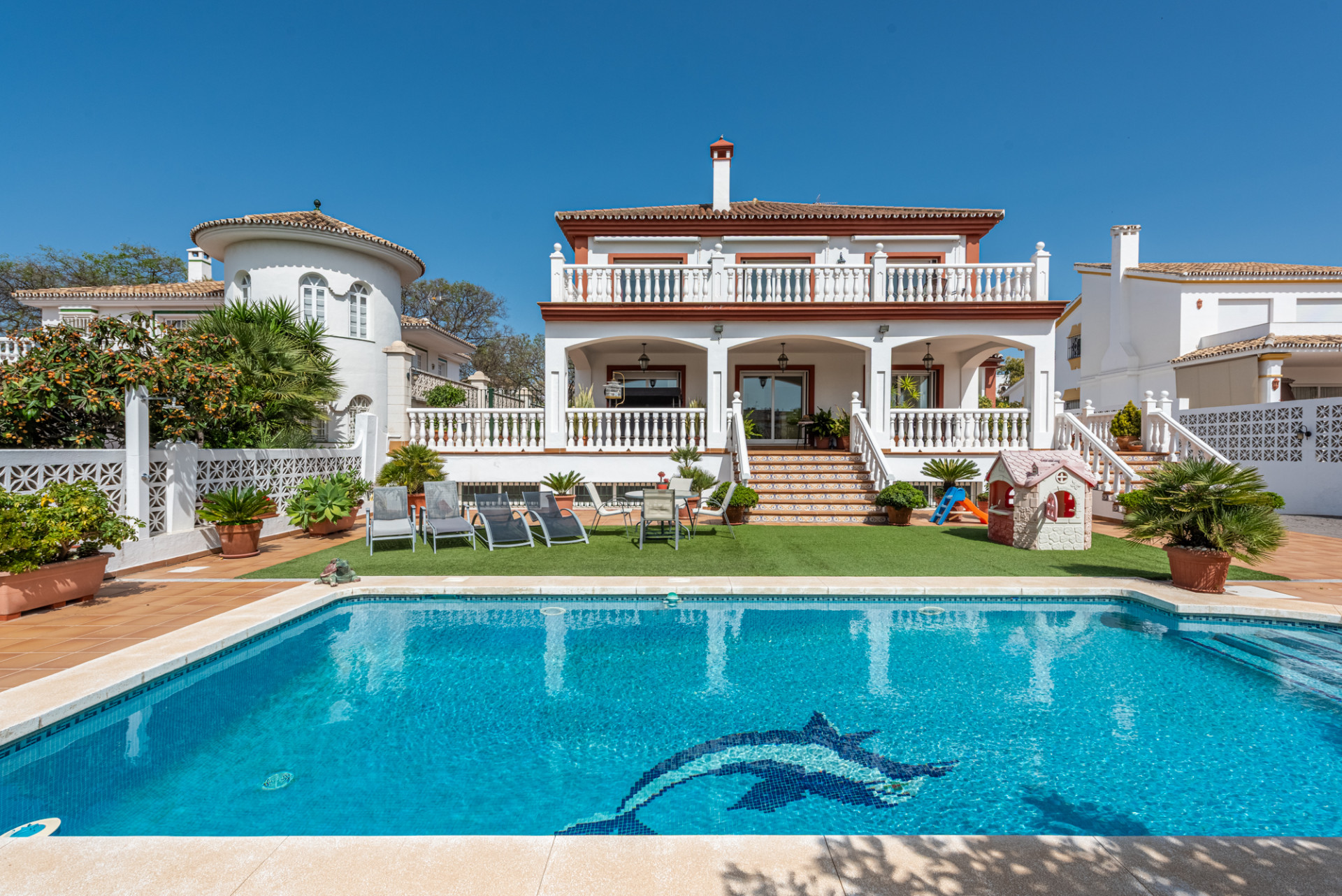 Elegante villa en el centro de San Pedro! Con 3 apartamentos independientes y garaje para 10 coches.