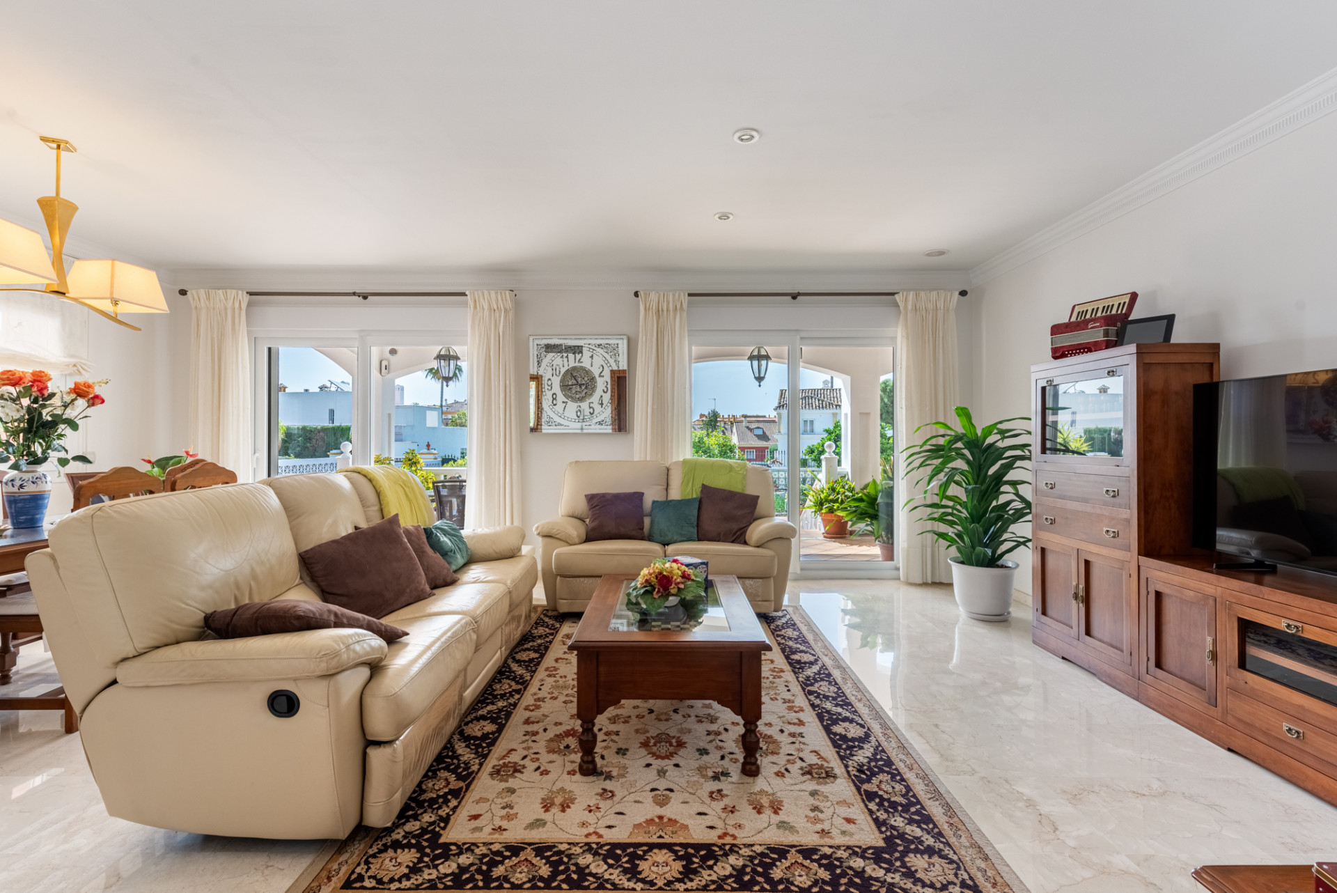 Elegante villa en el centro de San Pedro! Con 3 apartamentos independientes y garaje para 10 coches.