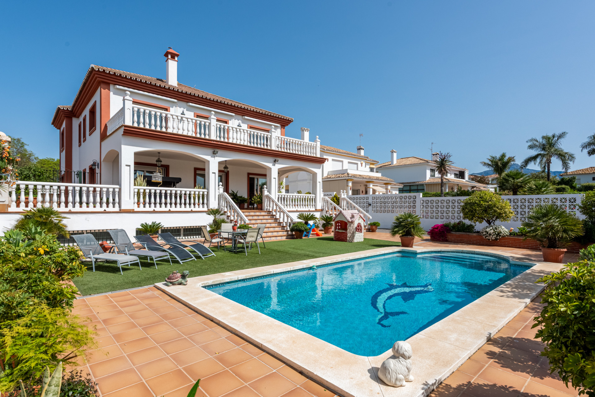 Elegante villa en el centro de San Pedro! Con 3 apartamentos independientes y garaje para 10 coches.