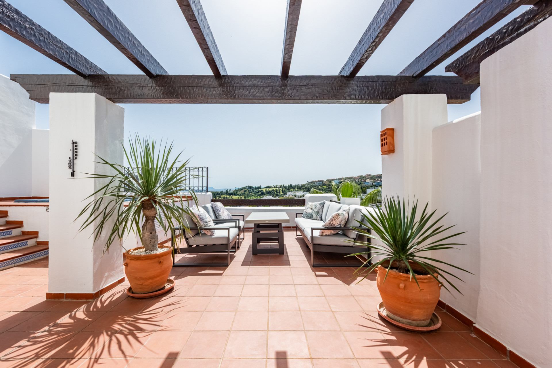 Elegante ático orientado al suroeste con vistas panorámicas en Lomas del Marqués