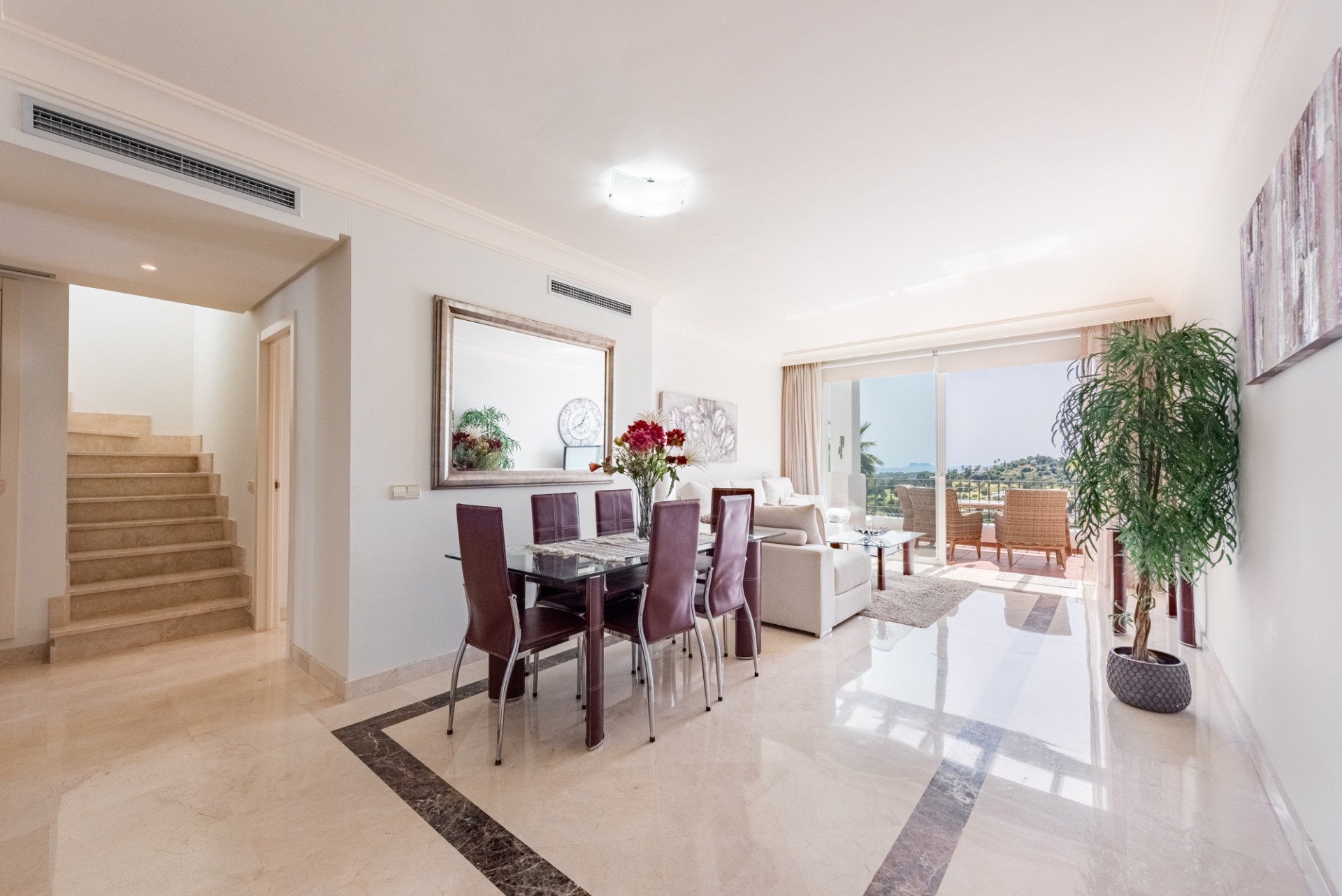 Elegante ático orientado al suroeste con vistas panorámicas en Lomas del Marqués