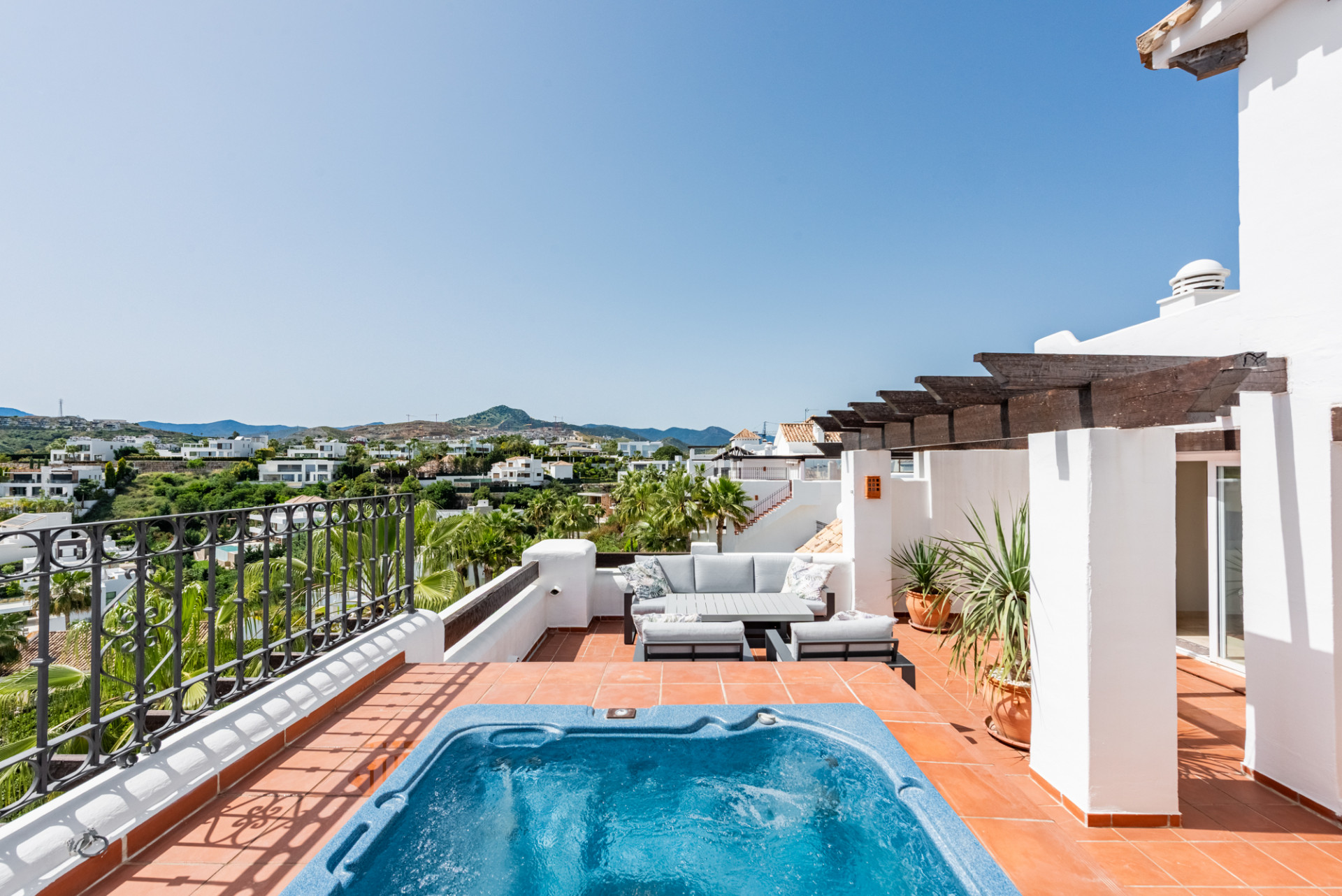 Elegante ático orientado al suroeste con vistas panorámicas en Lomas del Marqués