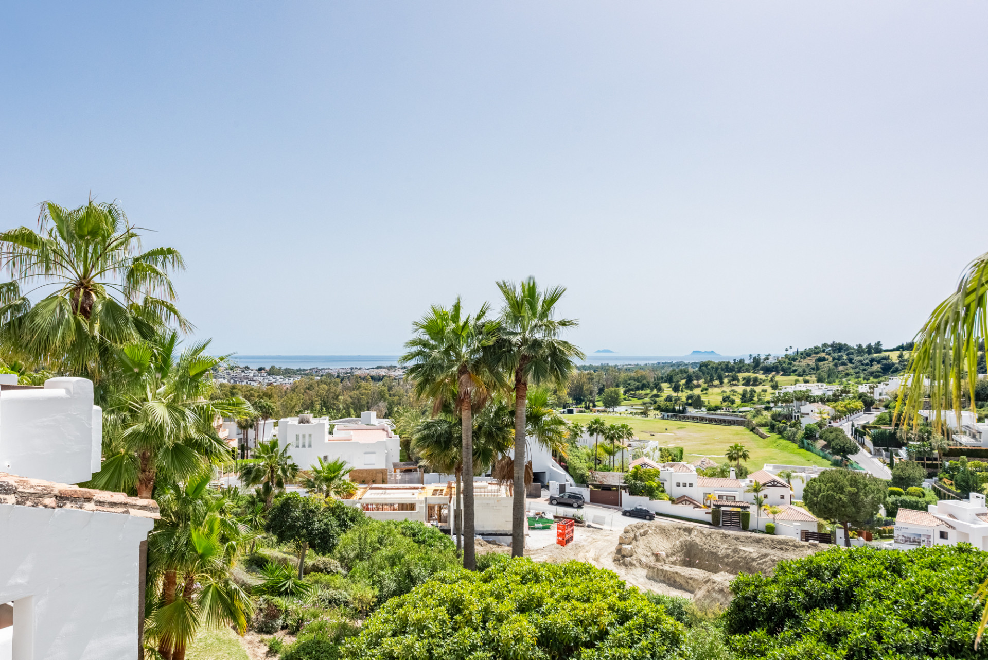 Elegante ático orientado al suroeste con vistas panorámicas en Lomas del Marqués