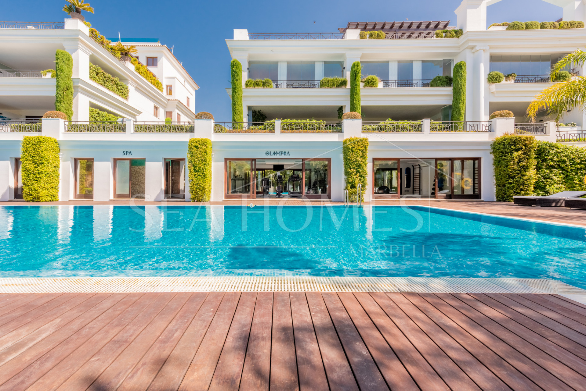 Beachfront apartment in the prestigious Doncella Beach next to Playa Cristo in Estepona!