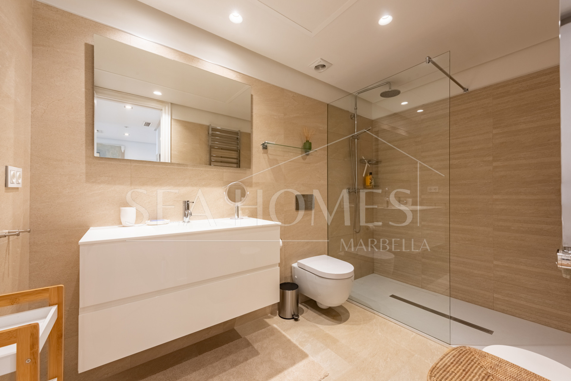 Beachfront apartment in the prestigious Doncella Beach next to Playa Cristo in Estepona!