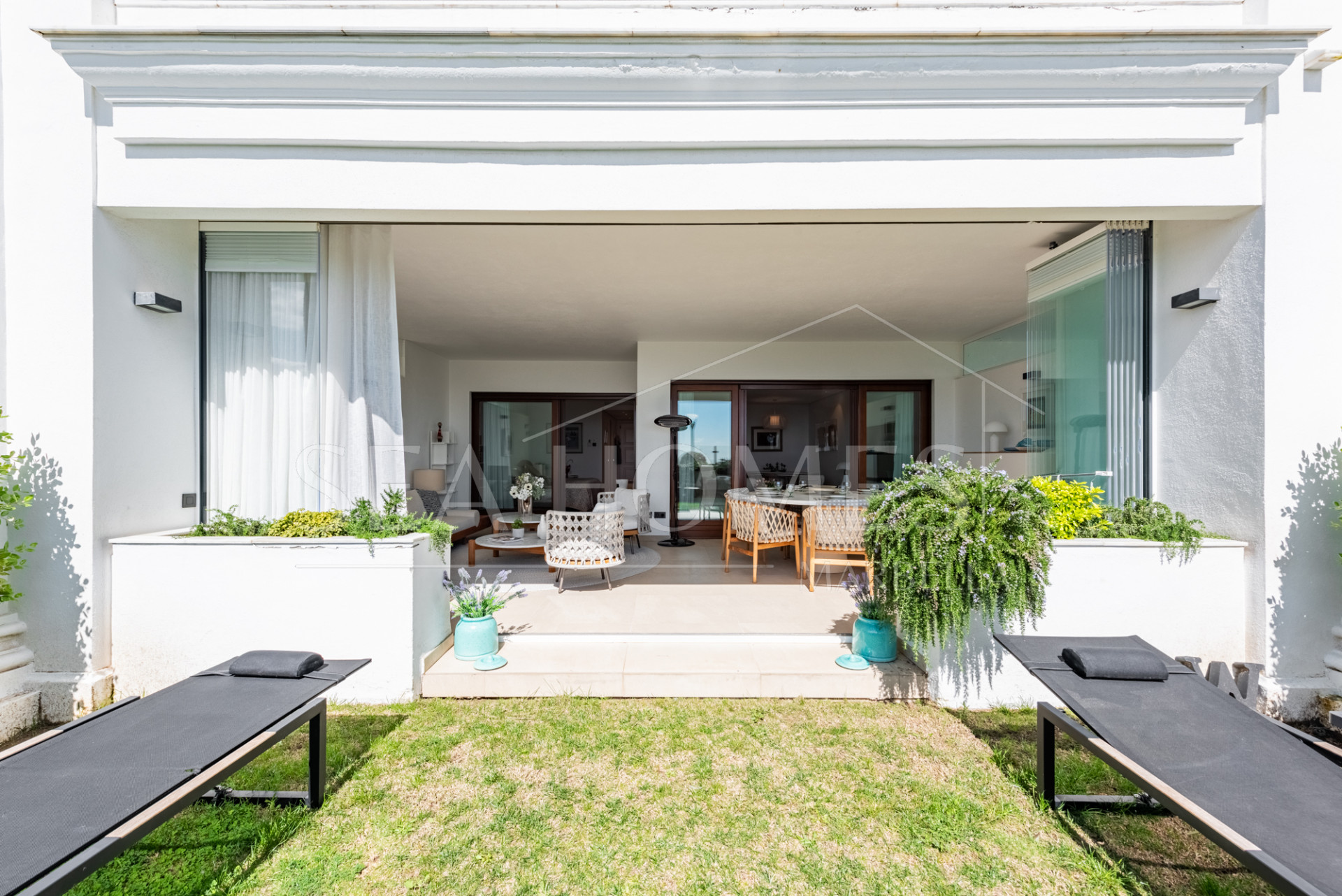 Beachfront apartment in the prestigious Doncella Beach next to Playa Cristo in Estepona!