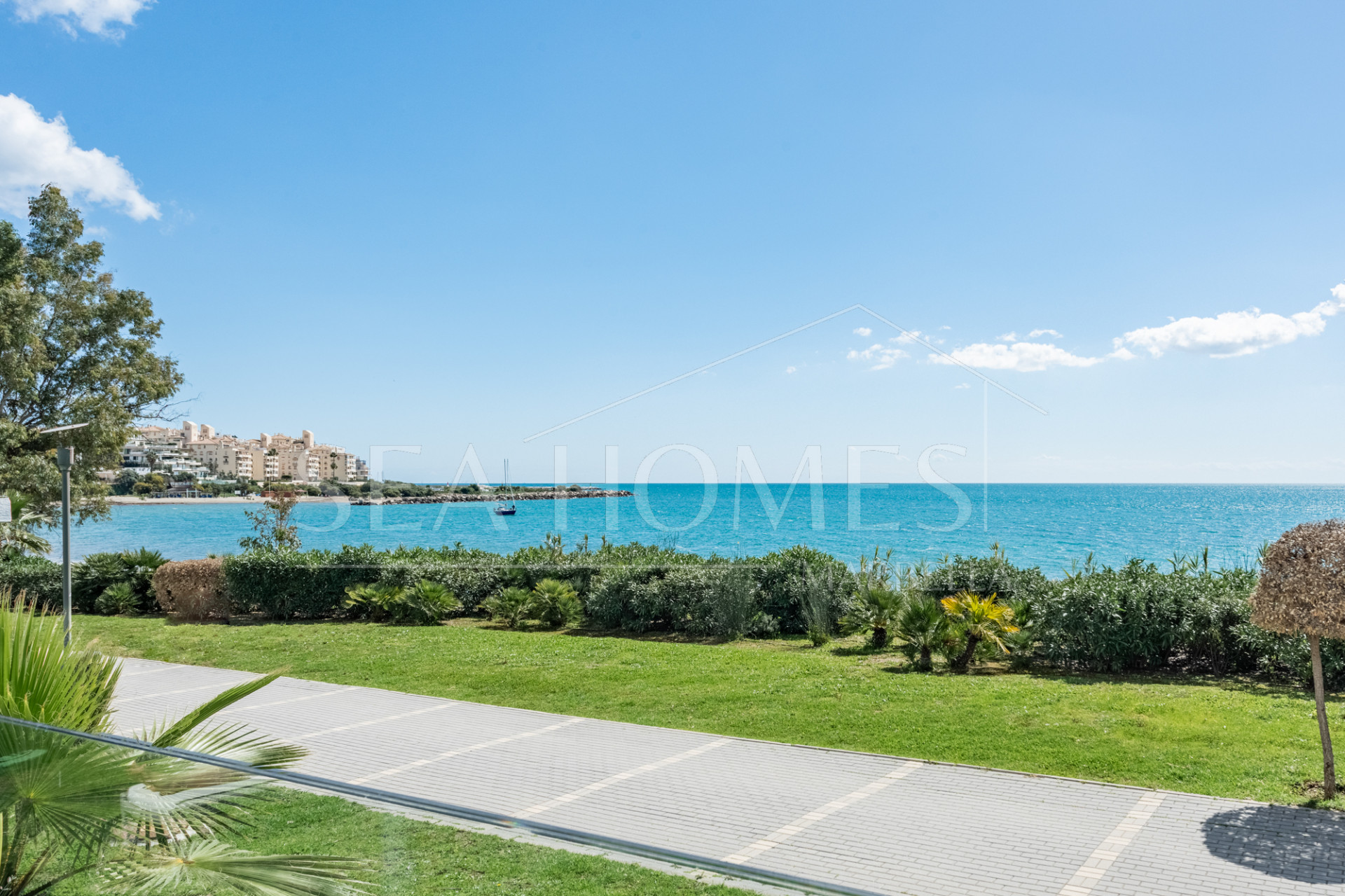 Beachfront apartment in the prestigious Doncella Beach next to Playa Cristo in Estepona!
