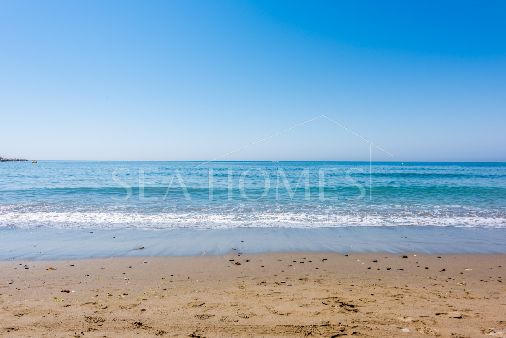 Beachfront apartment in the prestigious Doncella Beach next to Playa Cristo in Estepona!