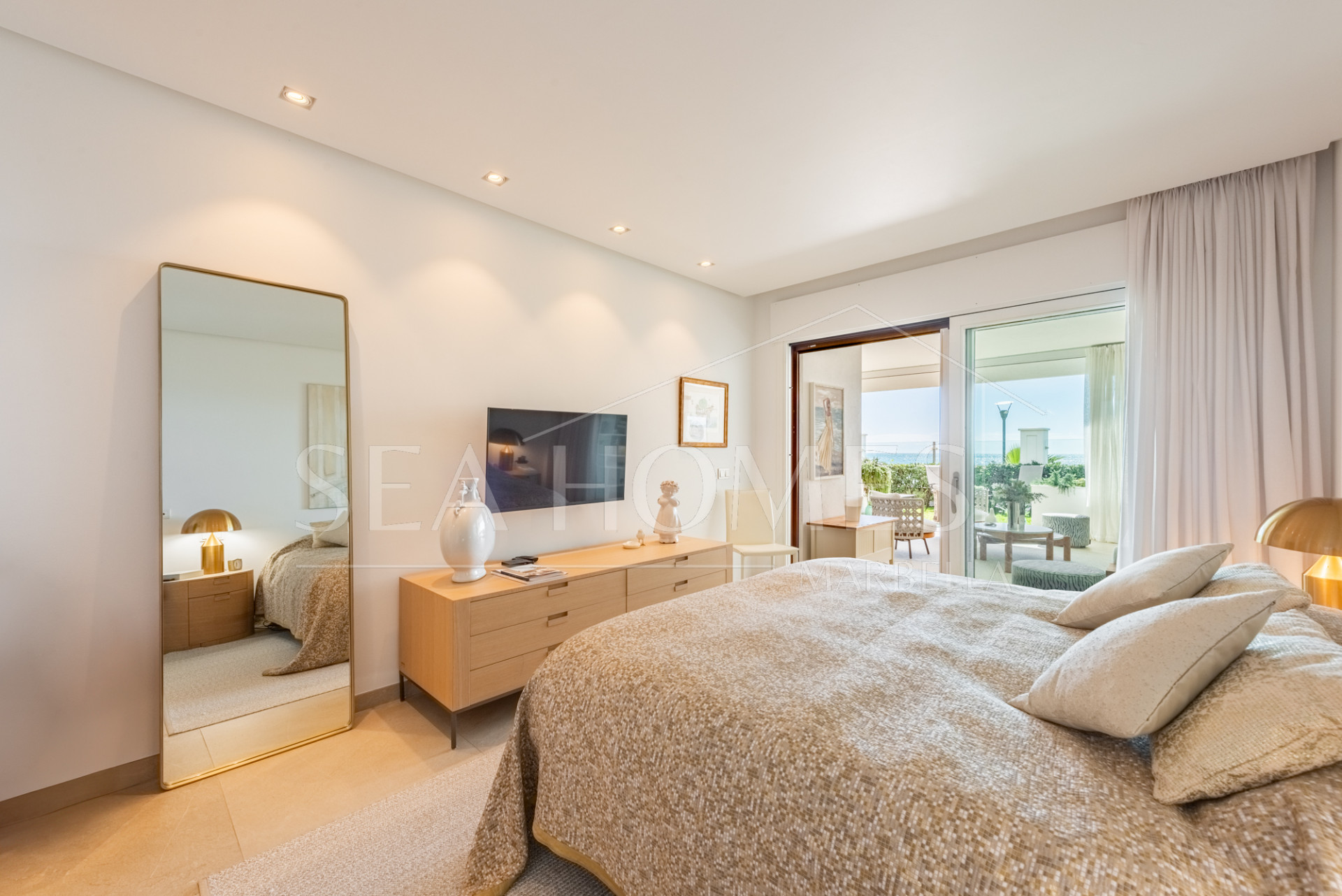 Beachfront apartment in the prestigious Doncella Beach next to Playa Cristo in Estepona!