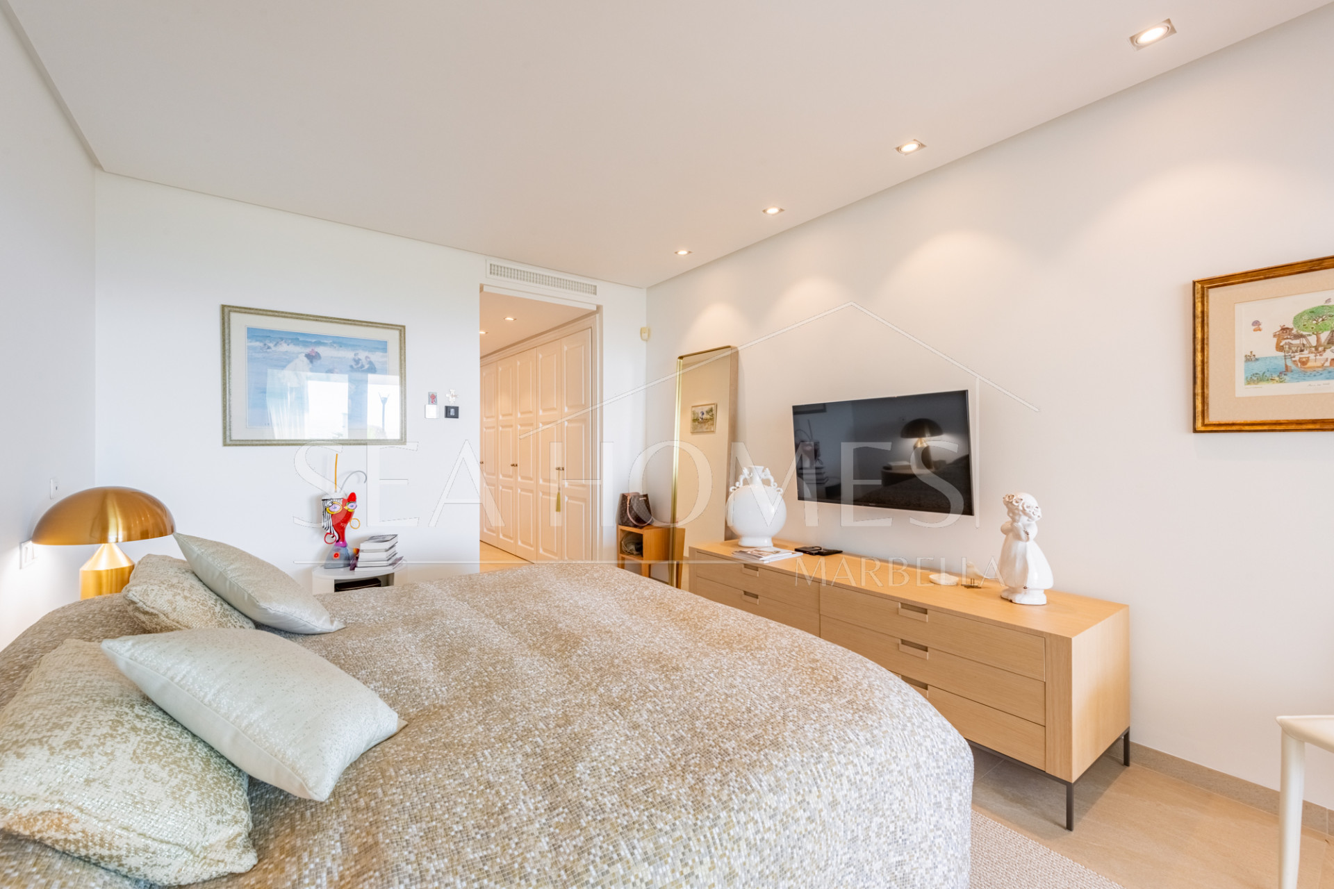 Beachfront apartment in the prestigious Doncella Beach next to Playa Cristo in Estepona!