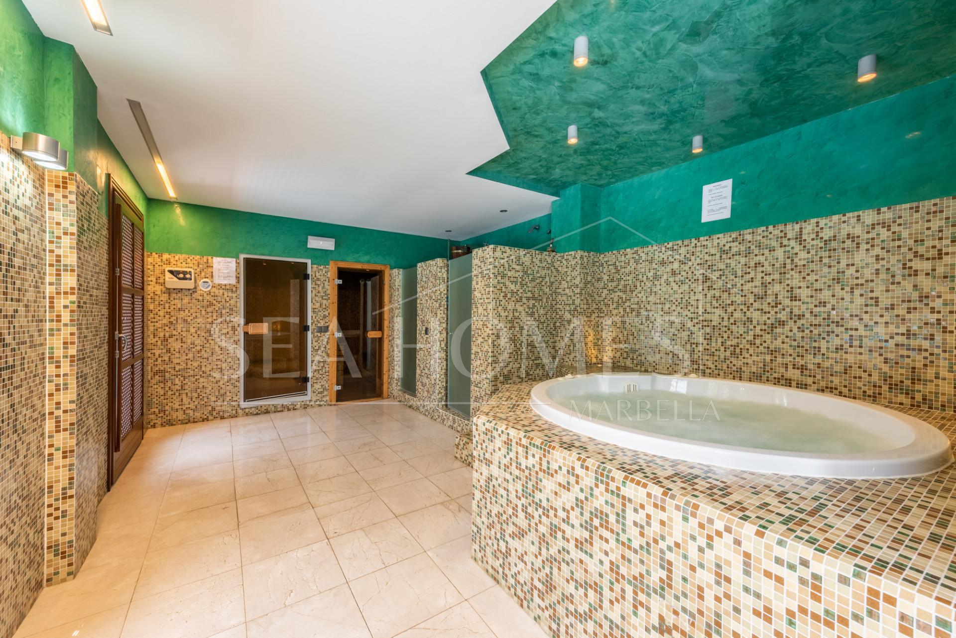 Beachfront apartment in the prestigious Doncella Beach next to Playa Cristo in Estepona!