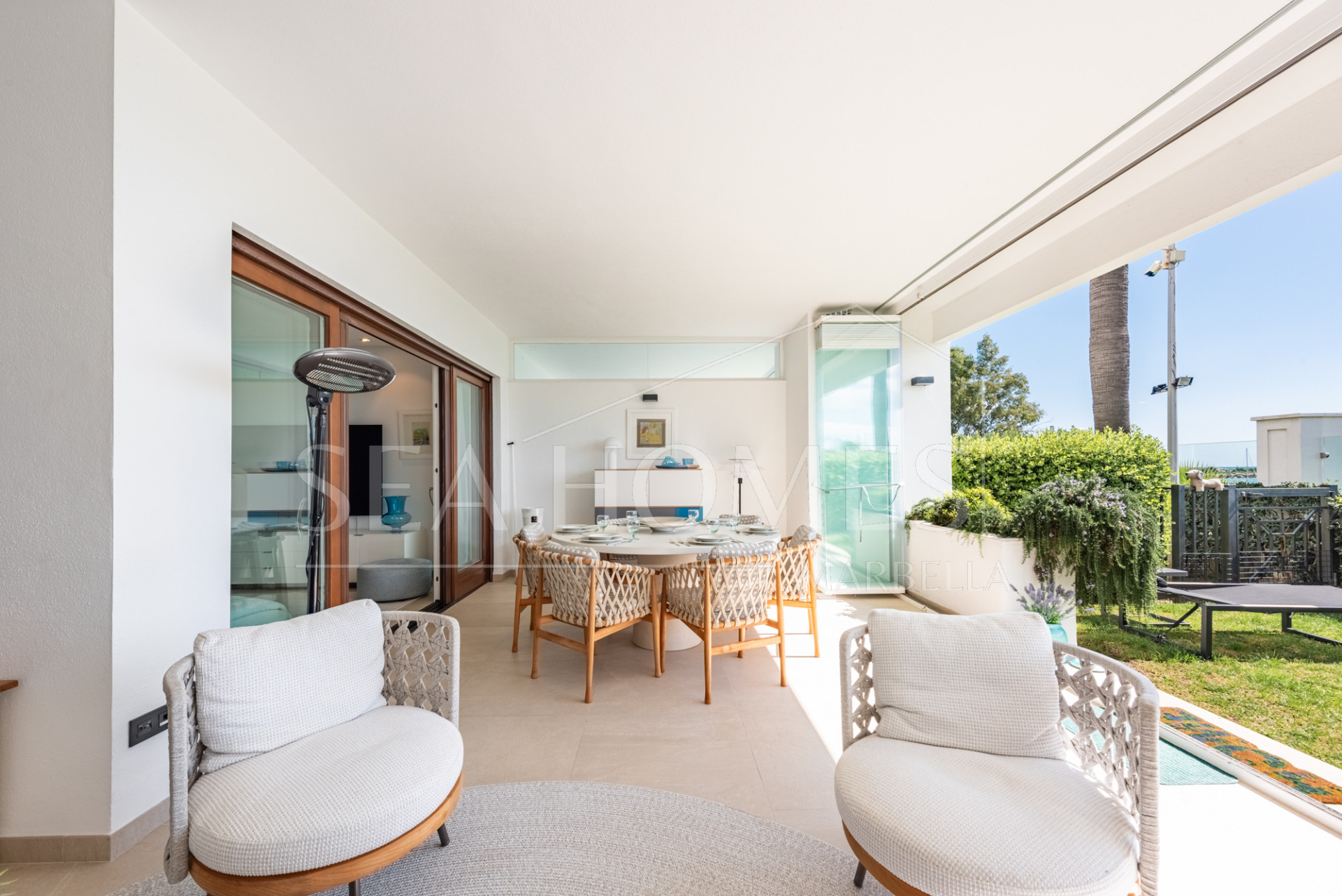 Beachfront apartment in the prestigious Doncella Beach next to Playa Cristo in Estepona!