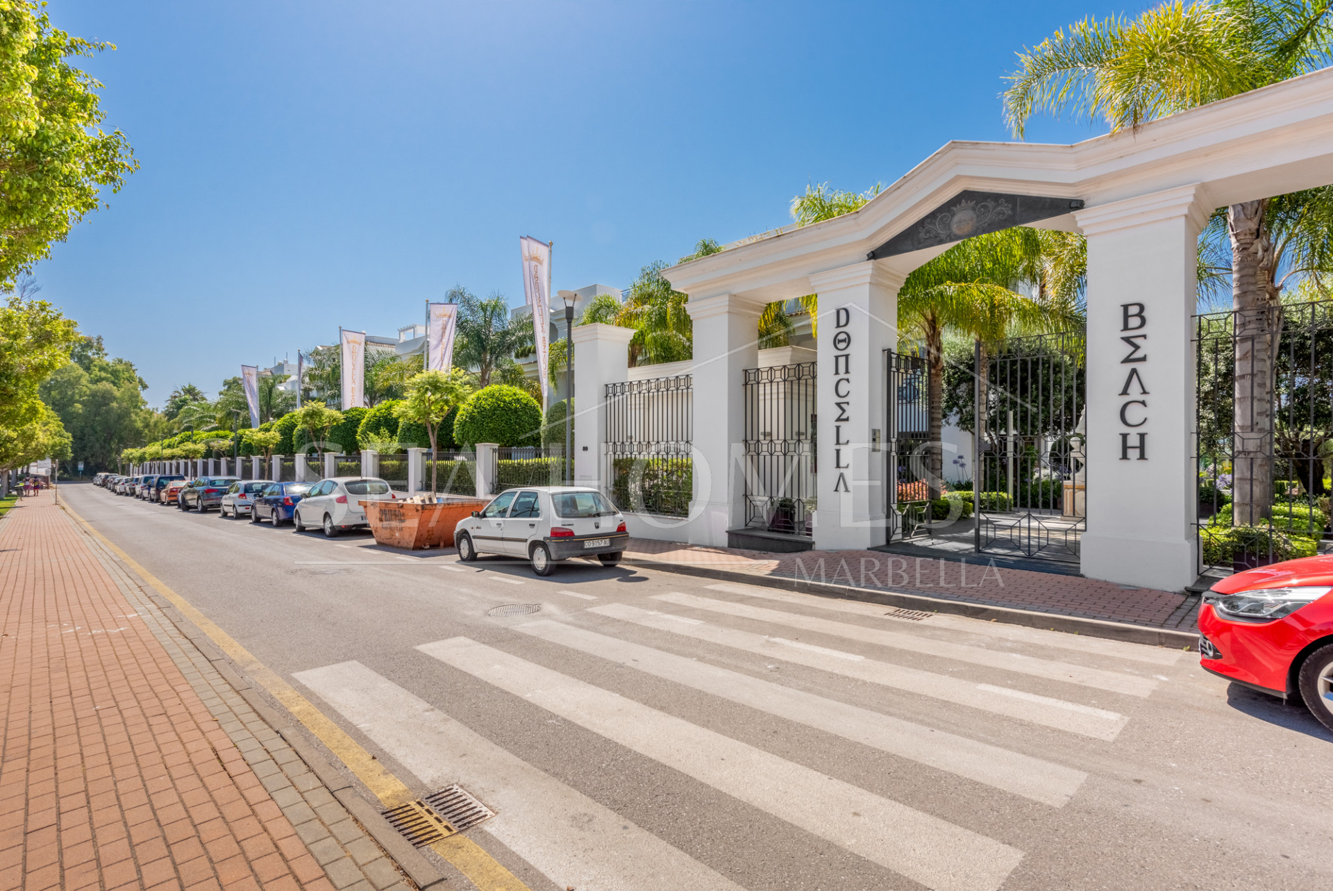 Beachfront apartment in the prestigious Doncella Beach next to Playa Cristo in Estepona!
