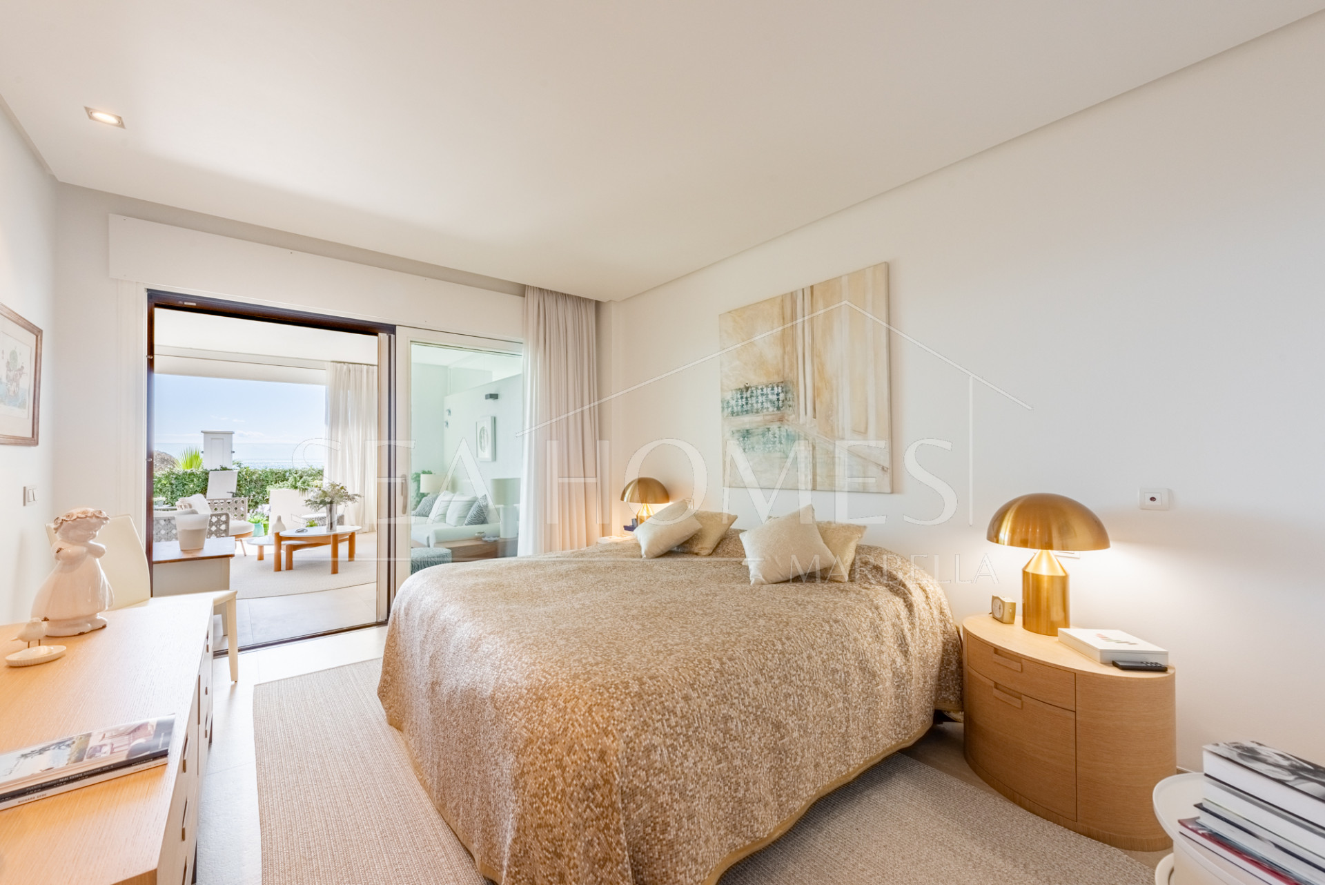 Beachfront apartment in the prestigious Doncella Beach next to Playa Cristo in Estepona!
