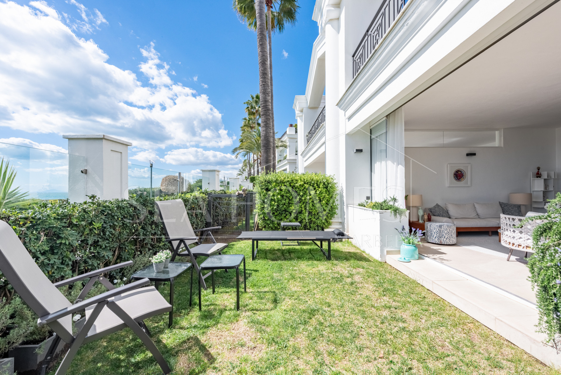 Beachfront apartment in the prestigious Doncella Beach next to Playa Cristo in Estepona!