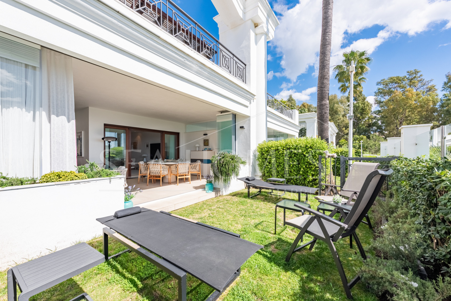 Beachfront apartment in the prestigious Doncella Beach next to Playa Cristo in Estepona!
