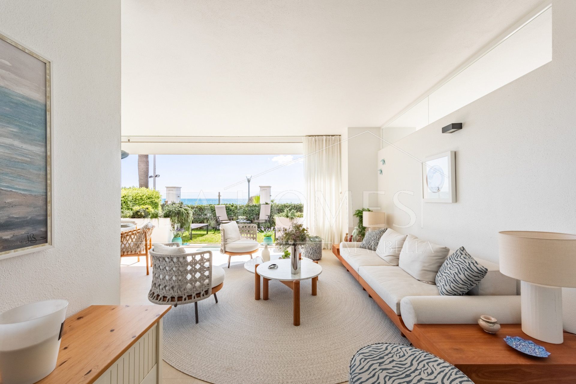 Beachfront apartment in the prestigious Doncella Beach next to Playa Cristo in Estepona!