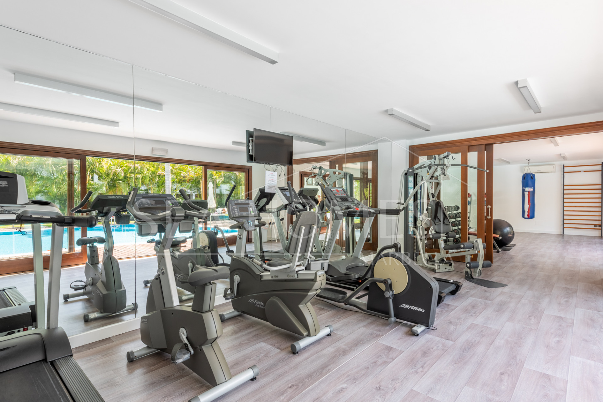 Beachfront apartment in the prestigious Doncella Beach next to Playa Cristo in Estepona!
