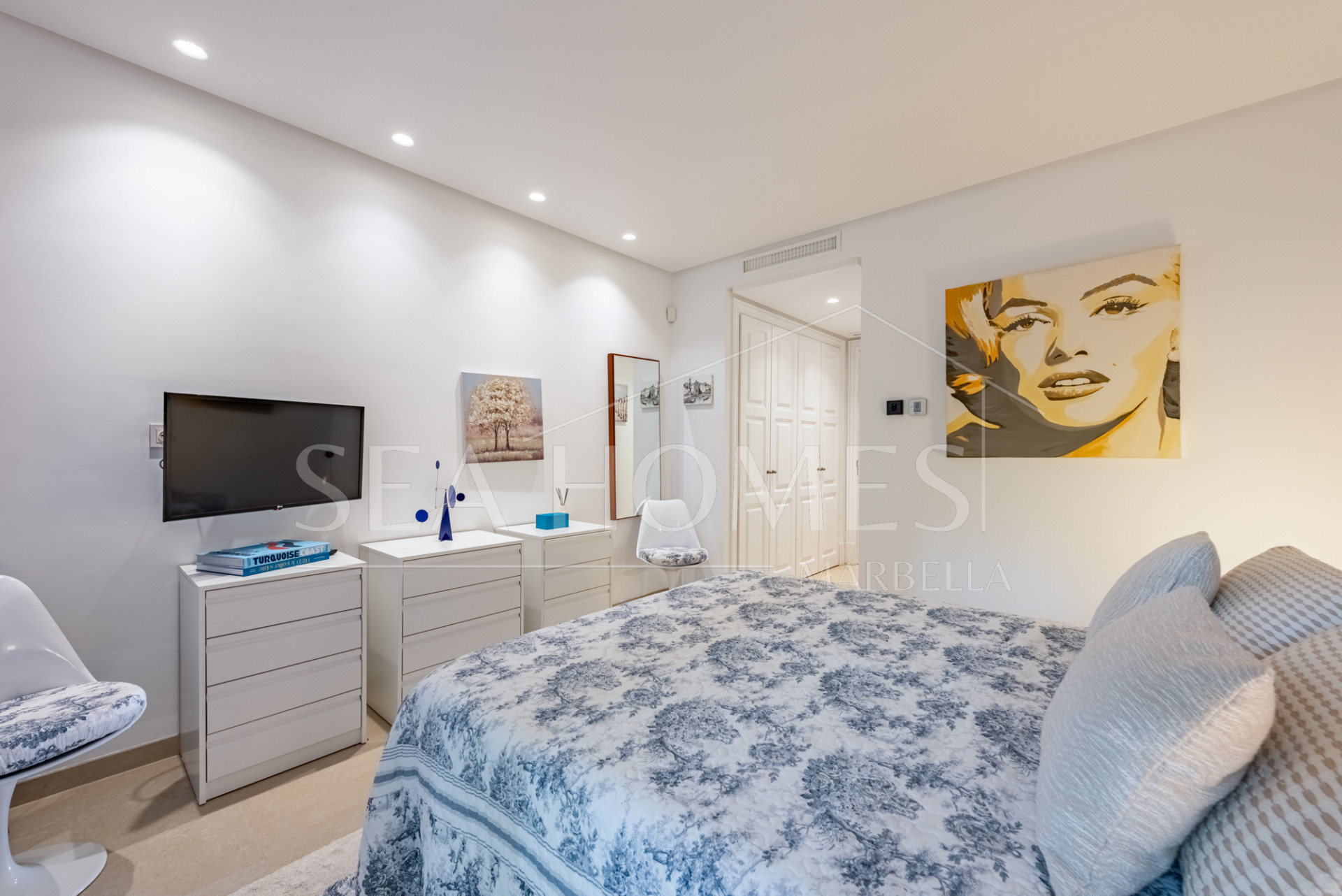Beachfront apartment in the prestigious Doncella Beach next to Playa Cristo in Estepona!