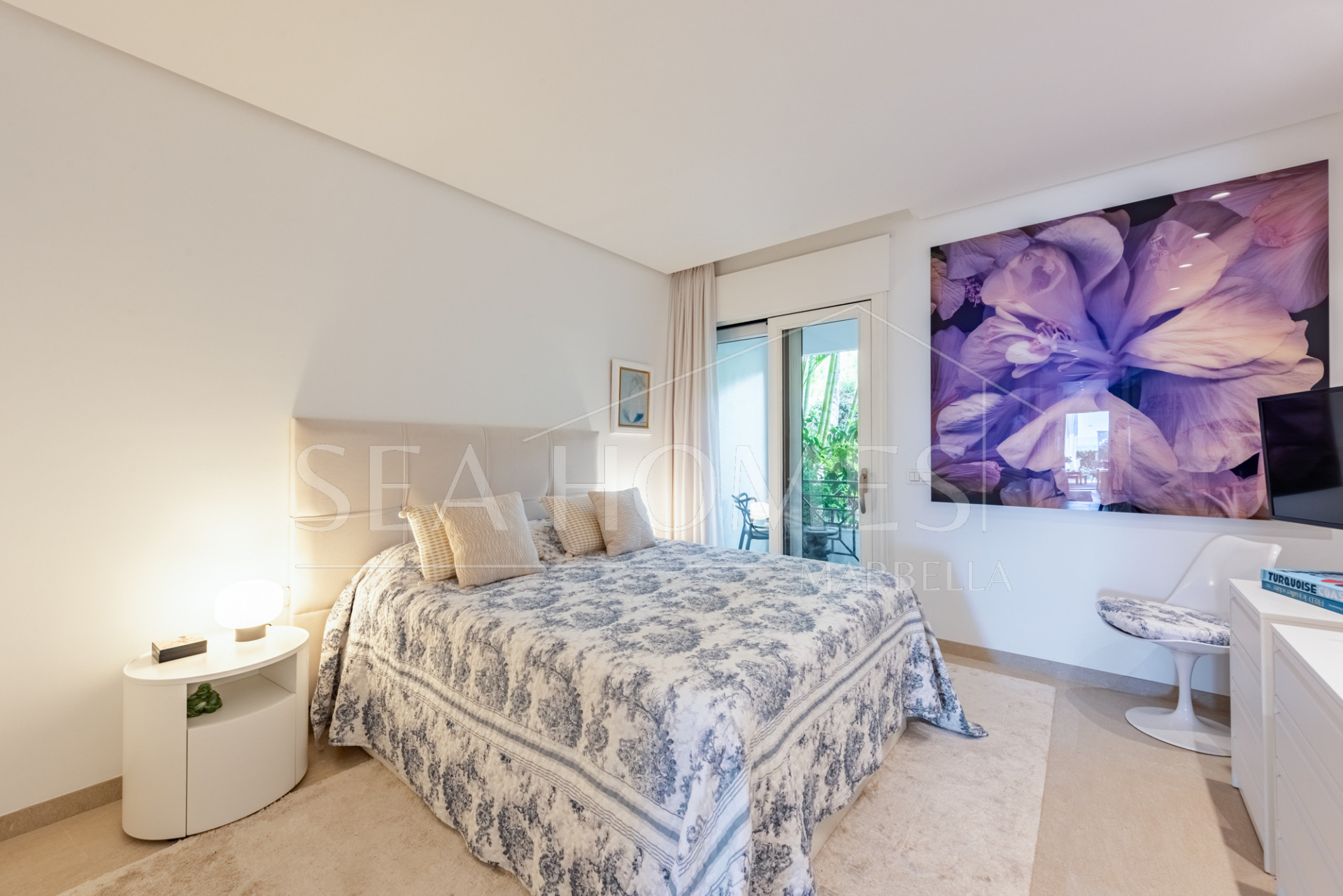 Beachfront apartment in the prestigious Doncella Beach next to Playa Cristo in Estepona!