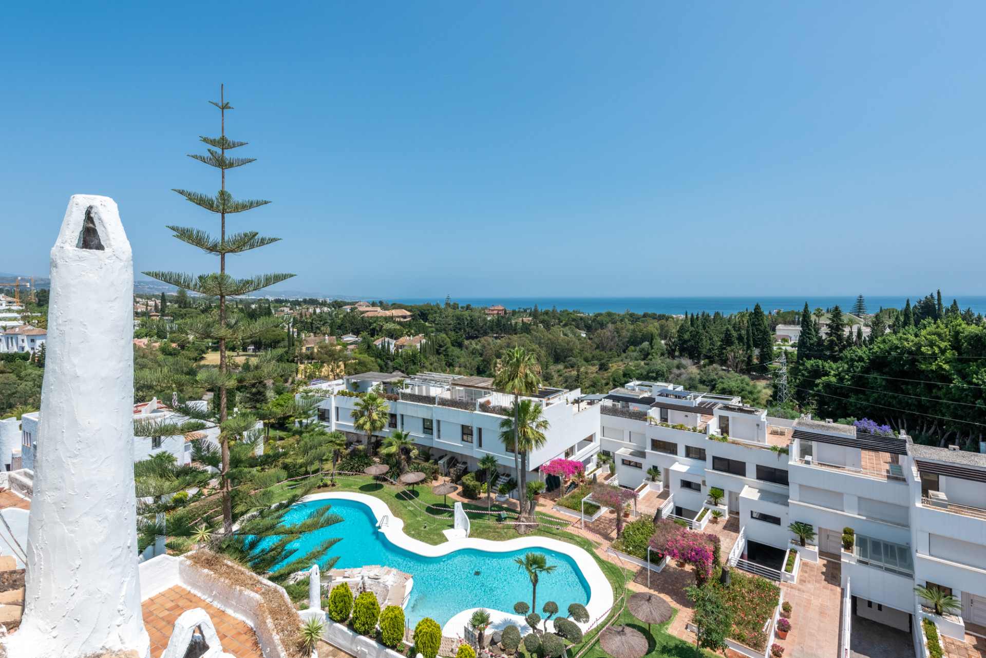 Ático elegante con vistas impresionantes en Coto Real, Milla de Oro de Marbella