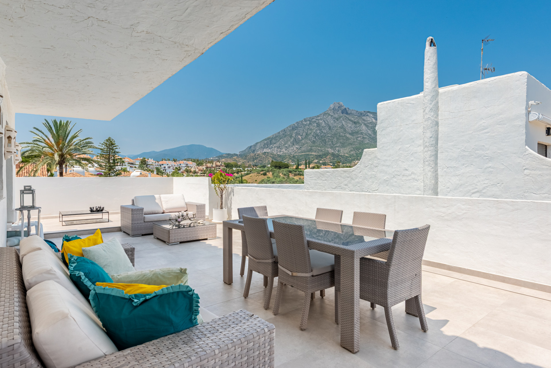 Ático elegante con vistas impresionantes en Coto Real, Milla de Oro de Marbella