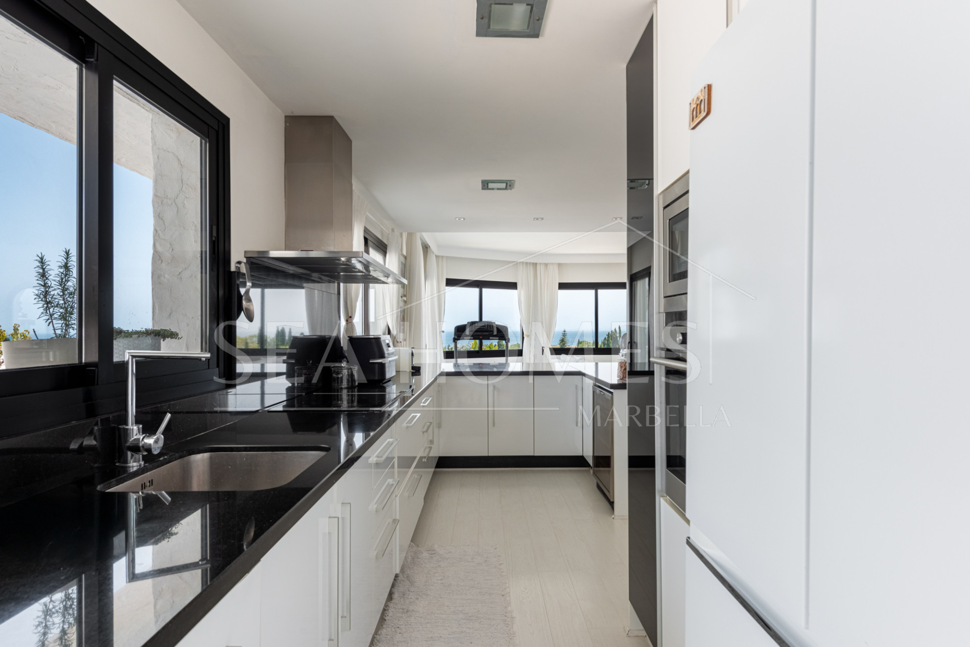 Elegant Penthouse with Breathtaking Views in Coto Real, Marbella’s Golden Mile