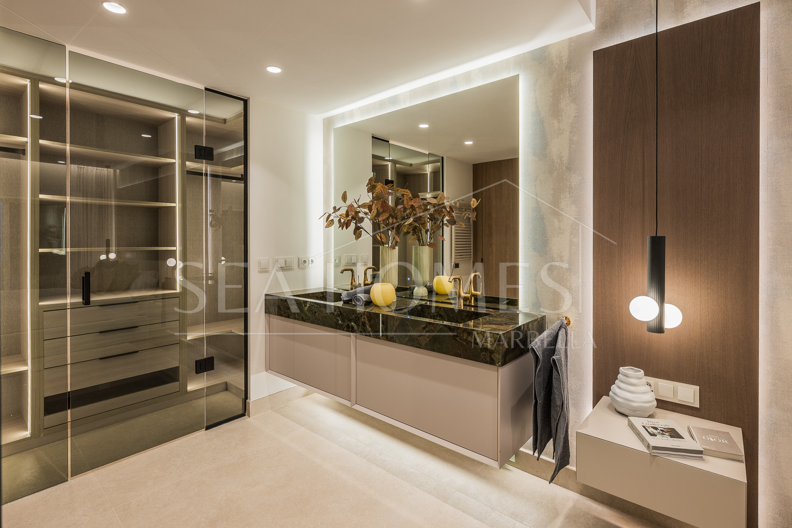 Stunning, recently renovated, apartment on the beach close to Estepona town!