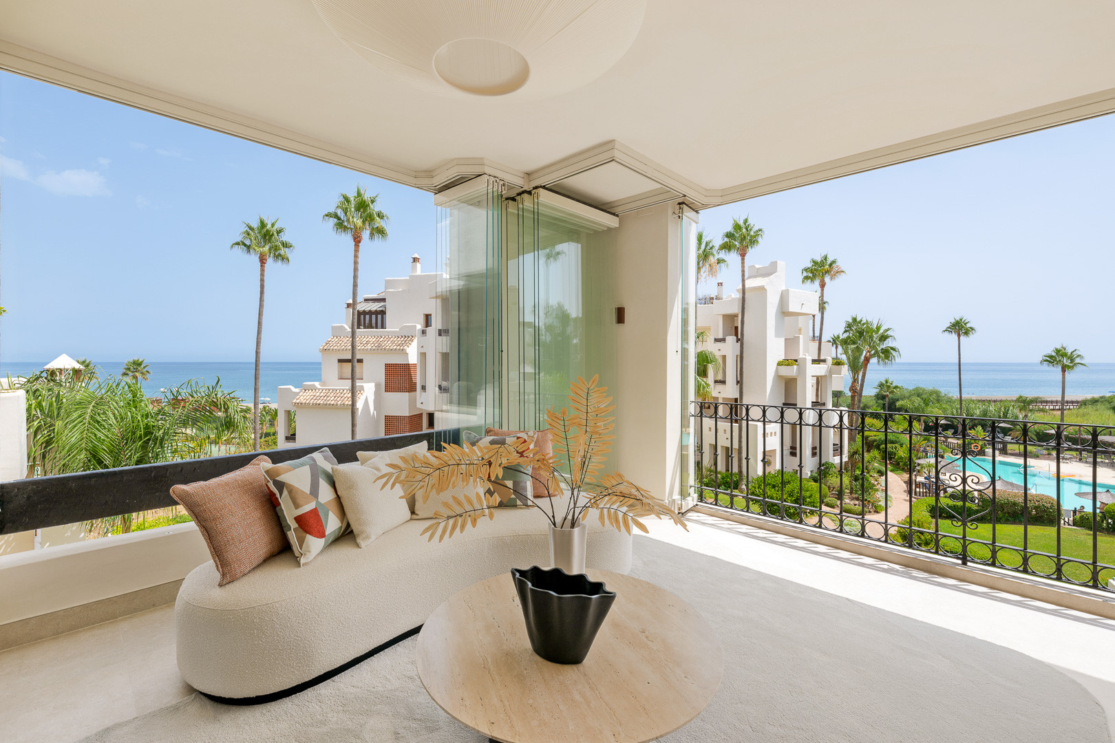 Impresionante apartamento, recientemente renovado, en primera línea de playa cerca del centro de Estepona.