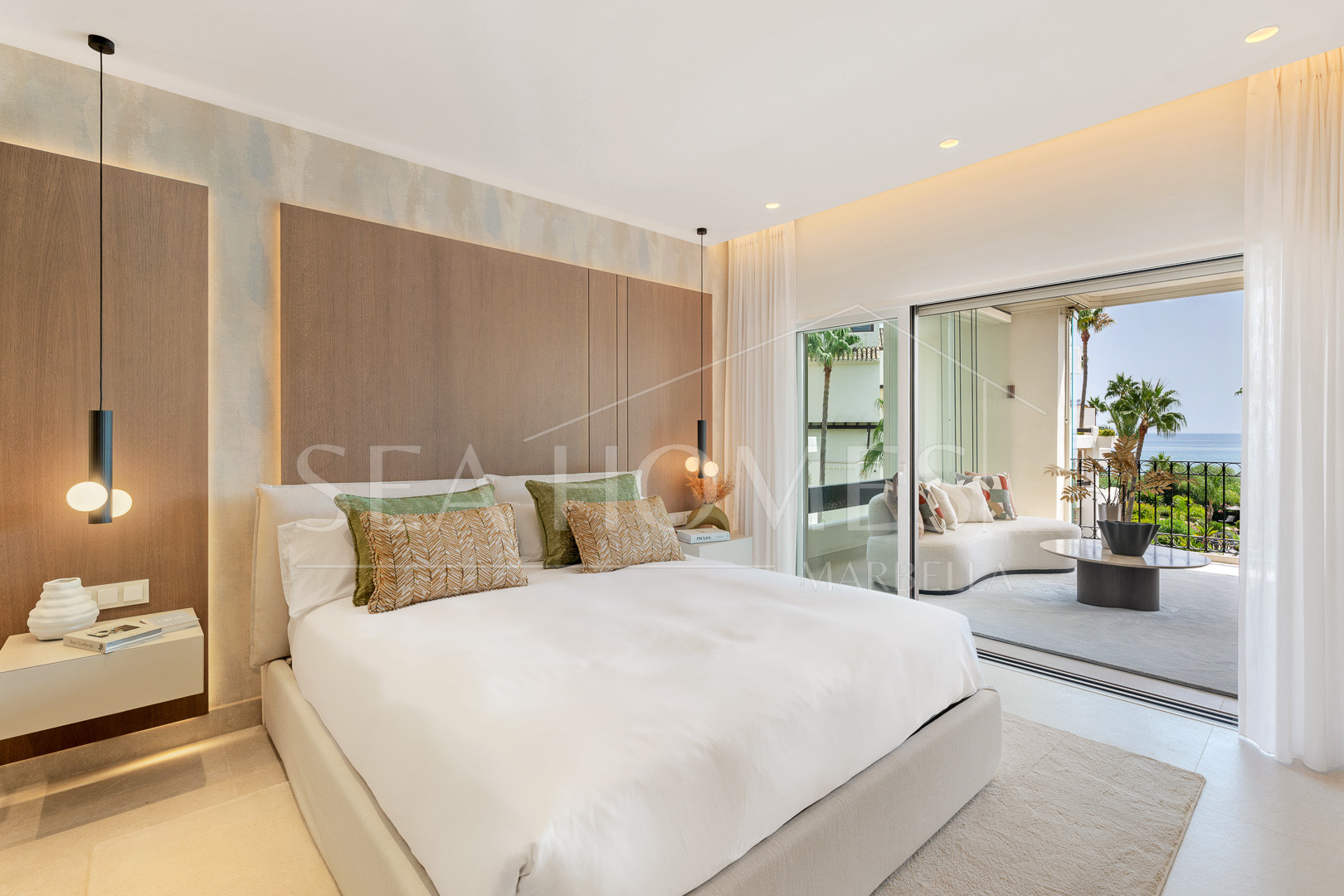 Stunning, recently renovated, apartment on the beach close to Estepona town!