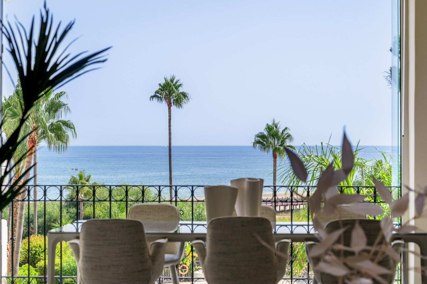 Impresionante apartamento, recientemente renovado, en primera línea de playa cerca del centro de Estepona.