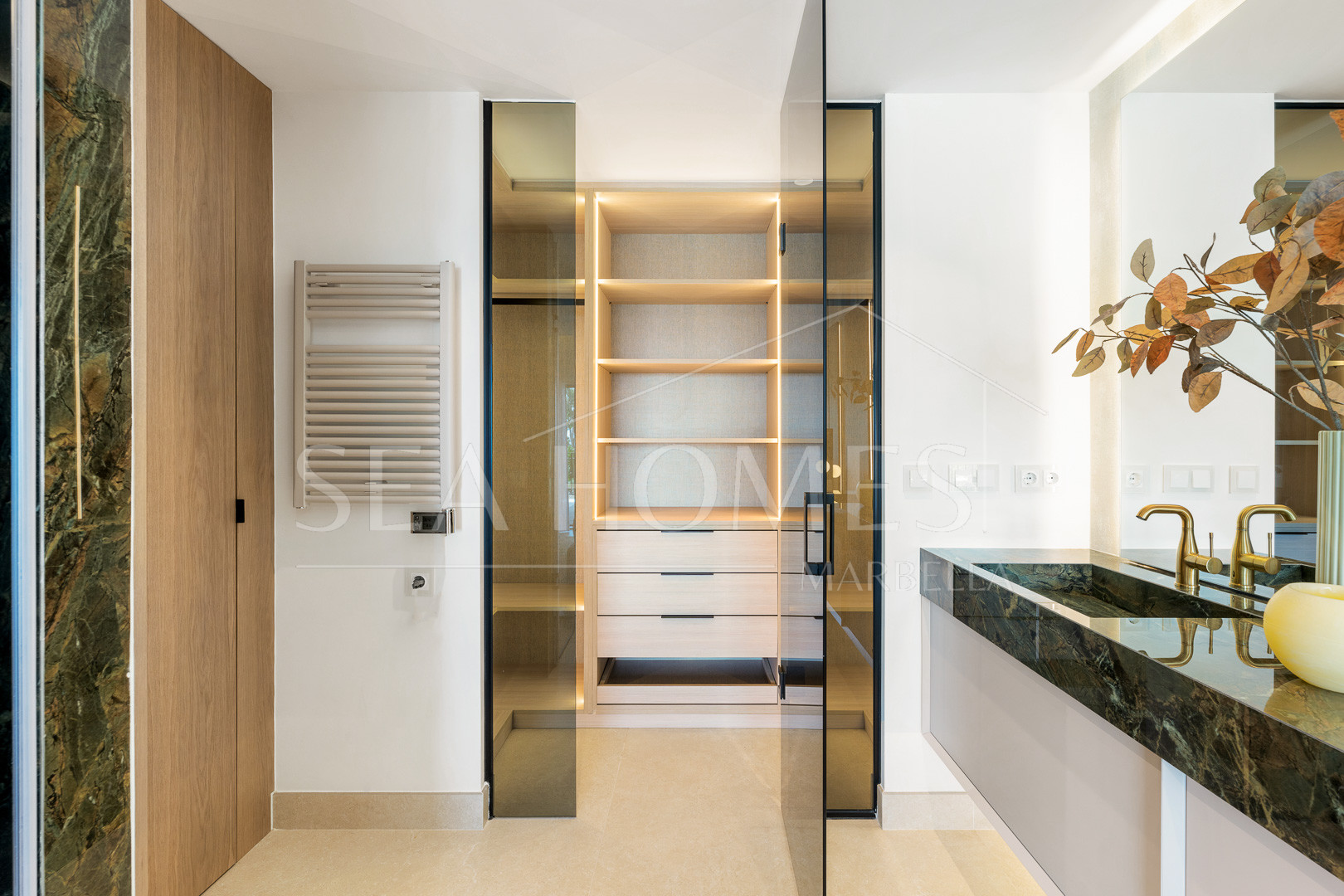 Stunning, recently renovated, apartment on the beach close to Estepona town!