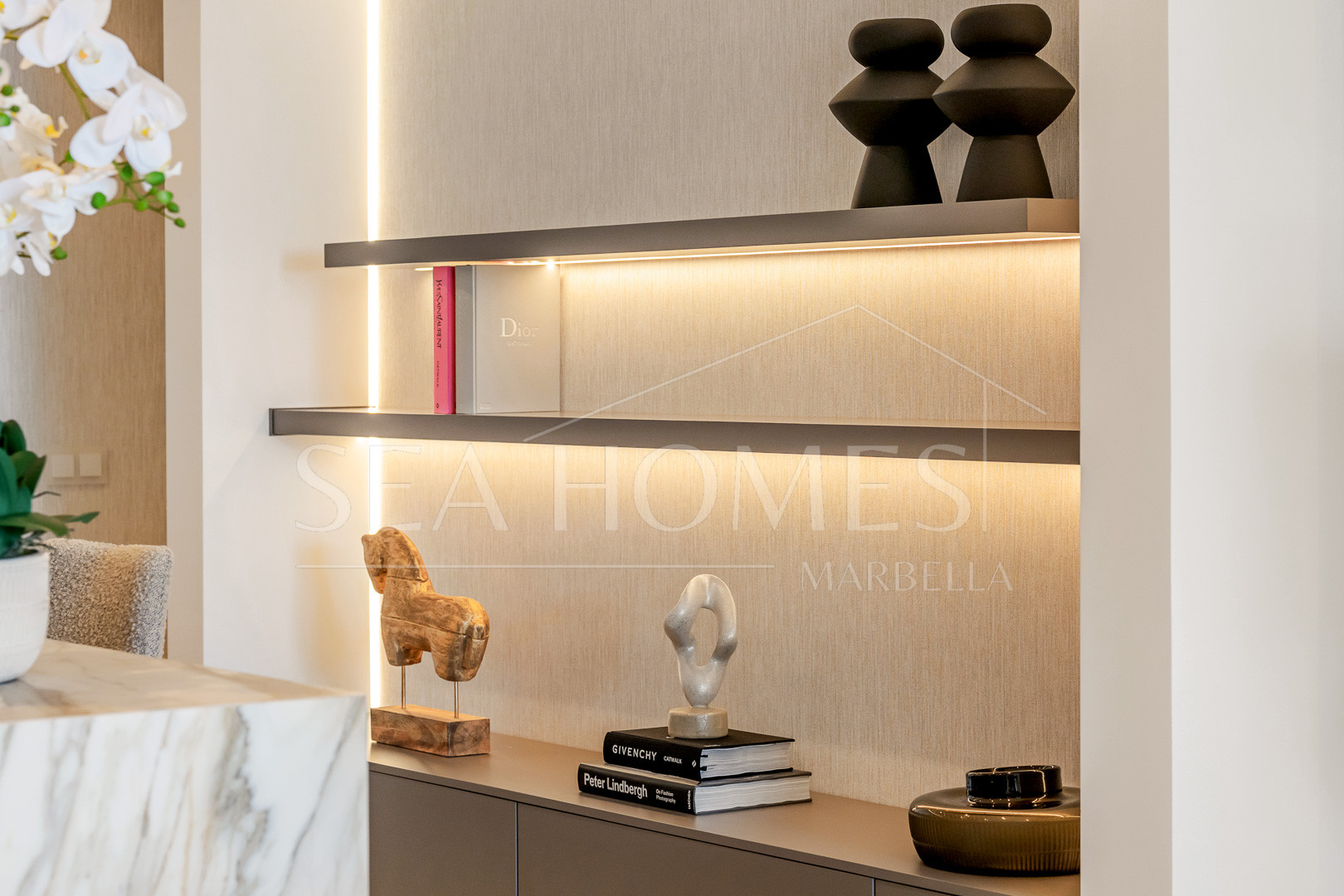 Stunning, recently renovated, apartment on the beach close to Estepona town!