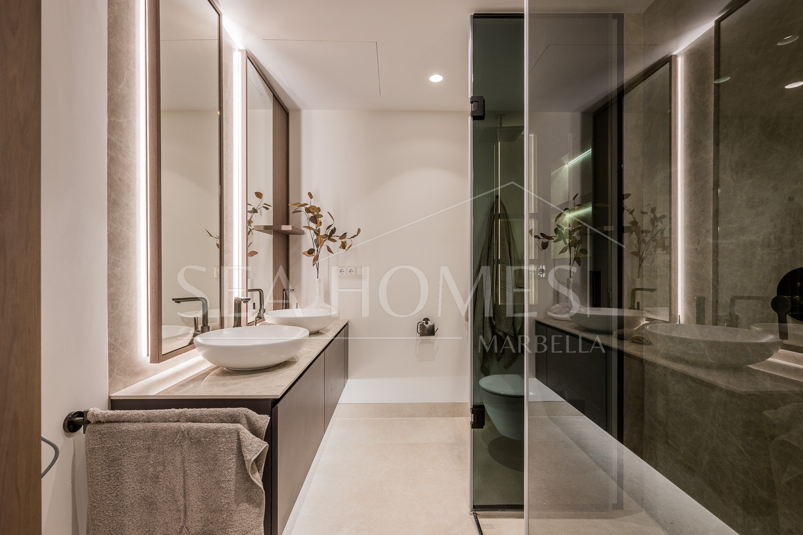 Stunning, recently renovated, apartment on the beach close to Estepona town!