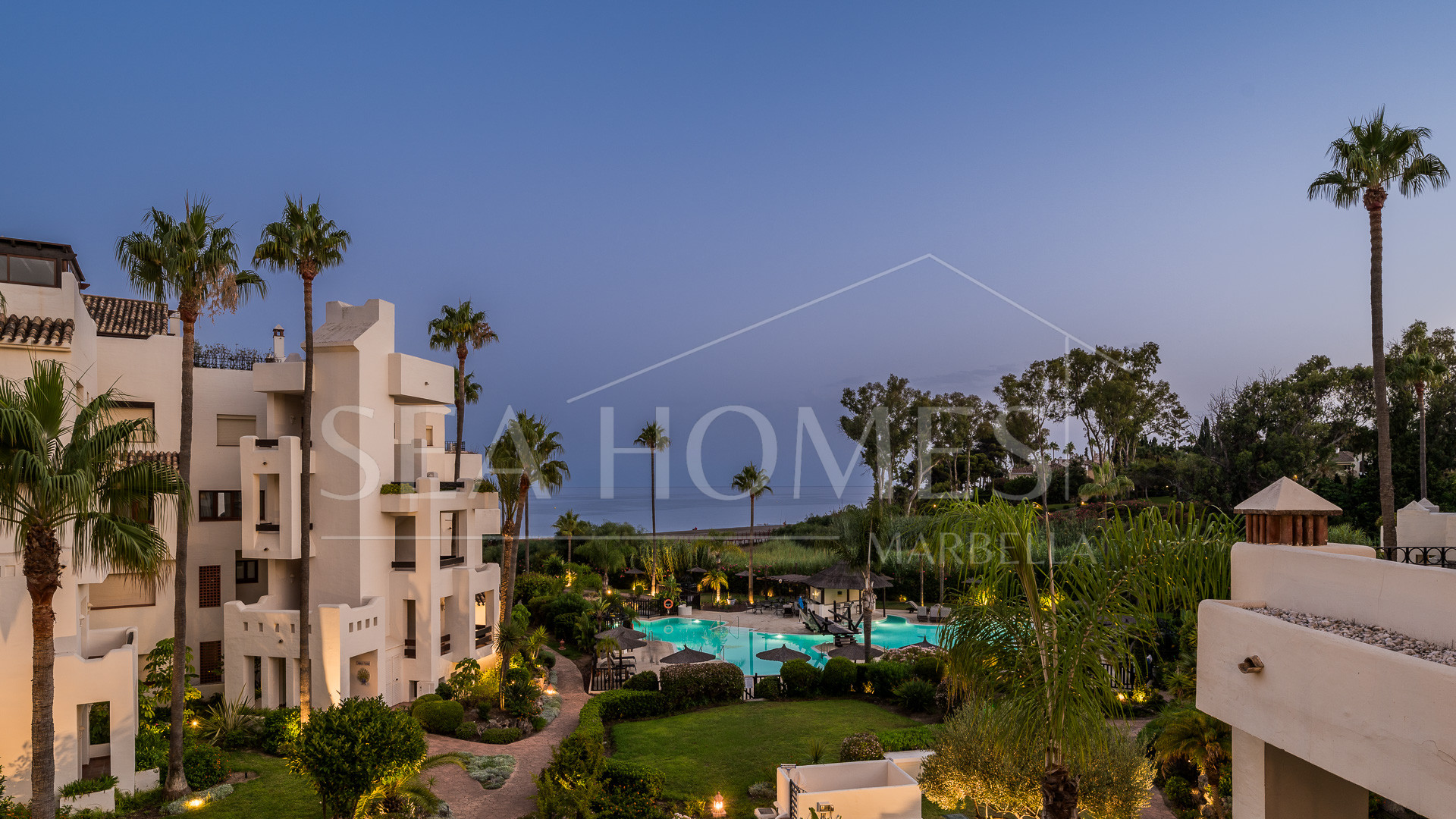 Stunning, recently renovated, apartment on the beach close to Estepona town!