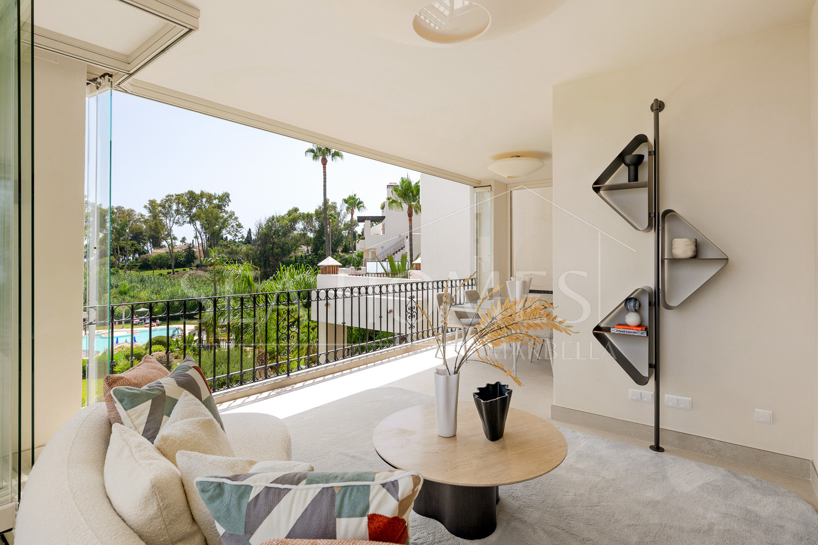 Stunning, recently renovated, apartment on the beach close to Estepona town!