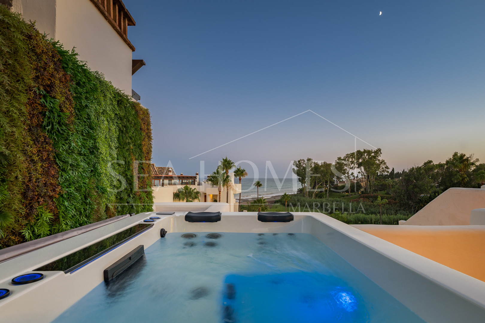 Exquisite duplex penthouse front line to the beach near Estepona town!