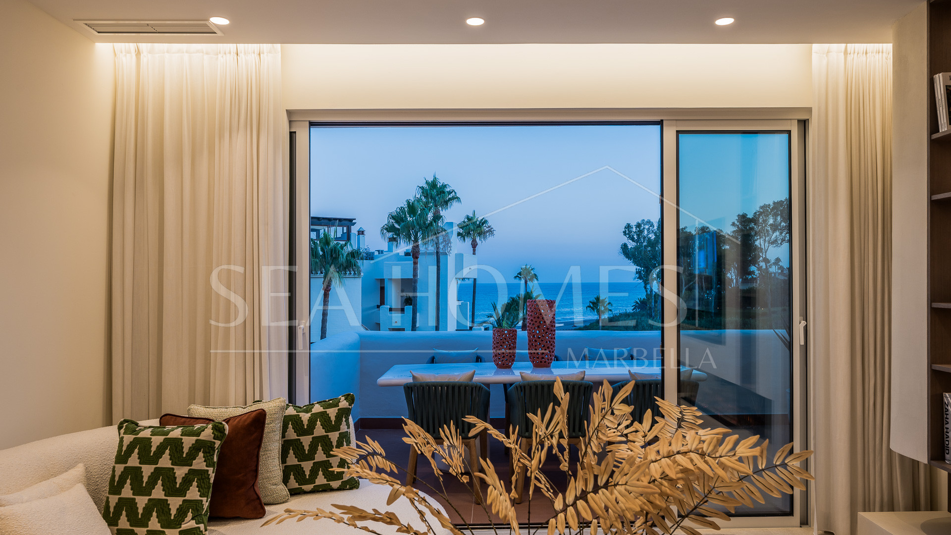 Exquisite duplex penthouse front line to the beach near Estepona town!