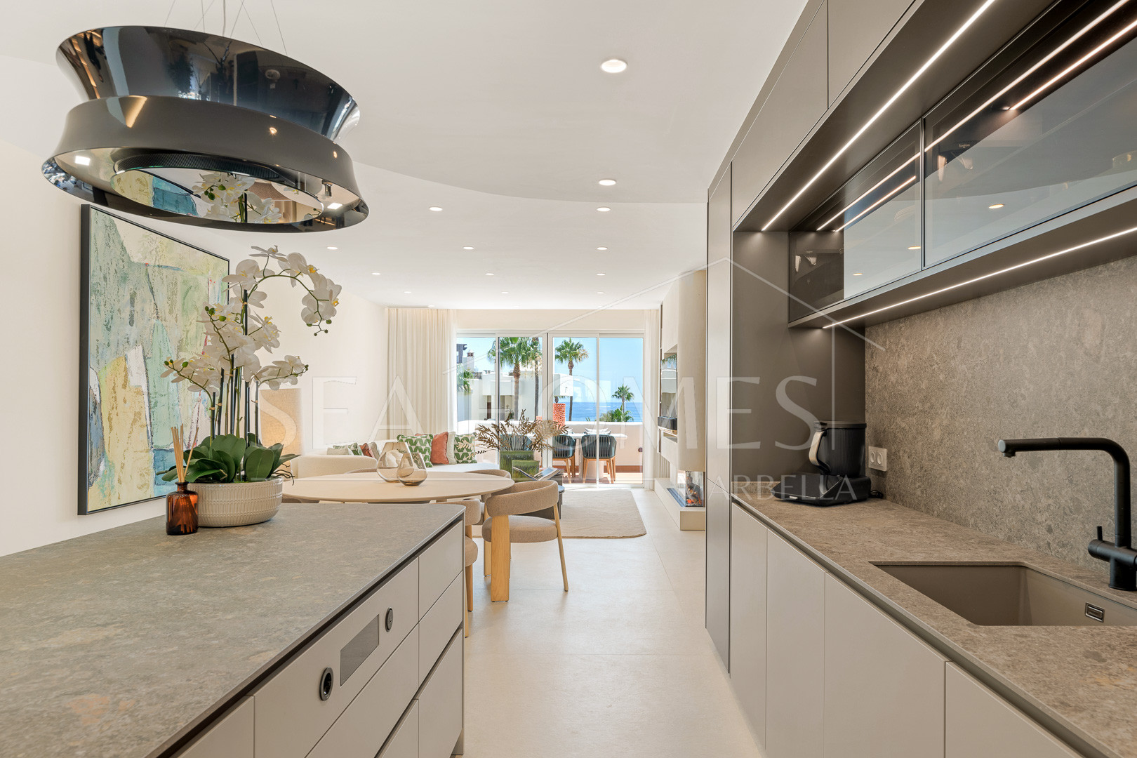 Exquisite duplex penthouse front line to the beach near Estepona town!