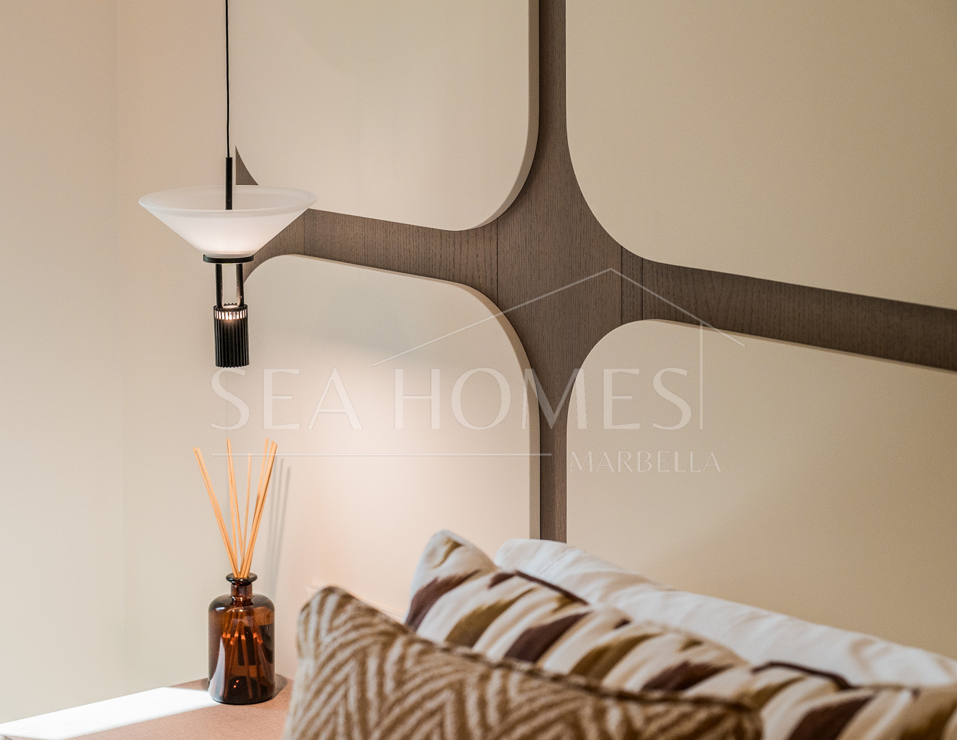 Exquisite duplex penthouse front line to the beach near Estepona town!