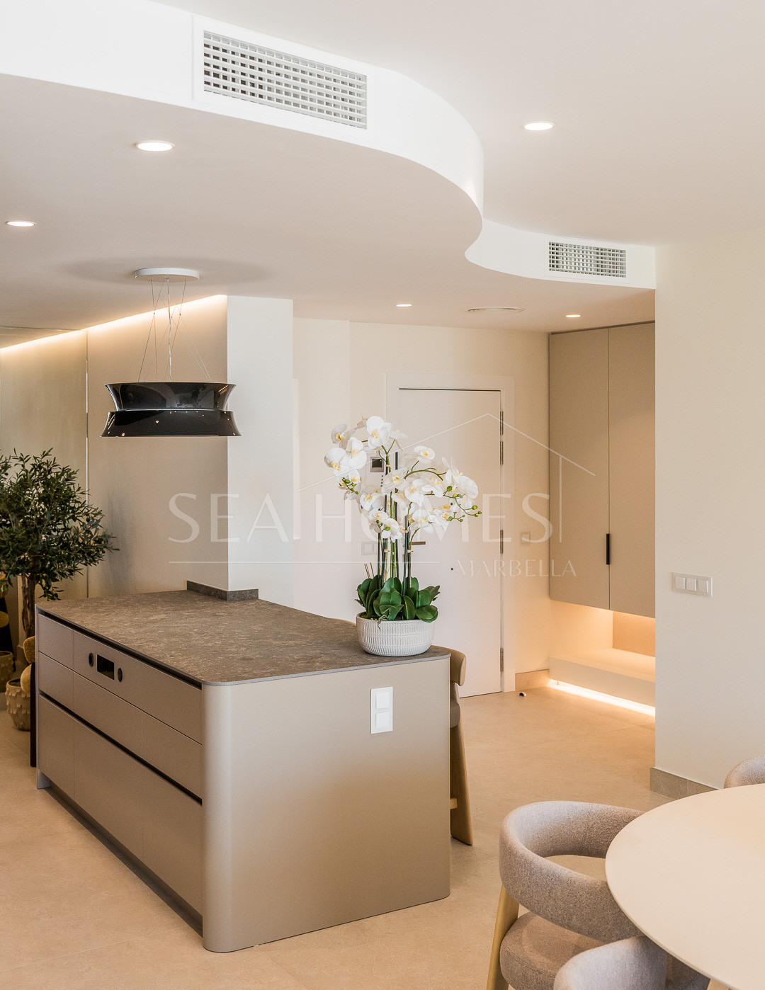 Exquisite duplex penthouse front line to the beach near Estepona town!