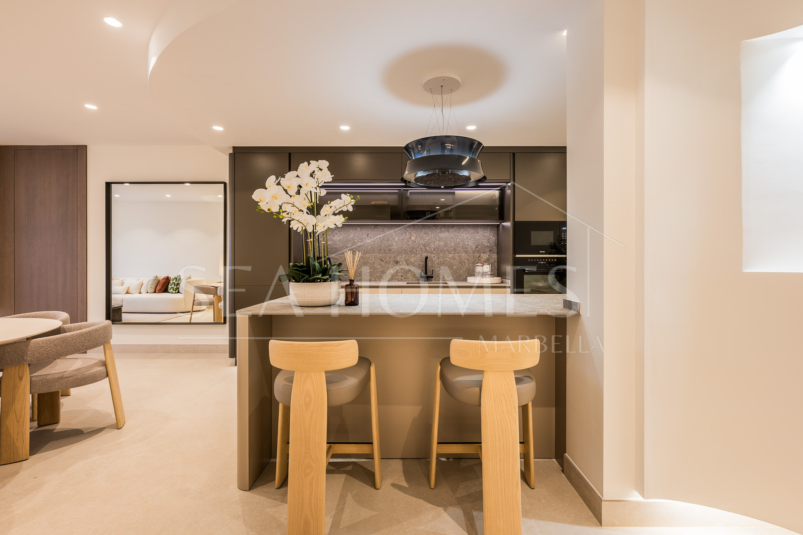 Exquisite duplex penthouse front line to the beach near Estepona town!