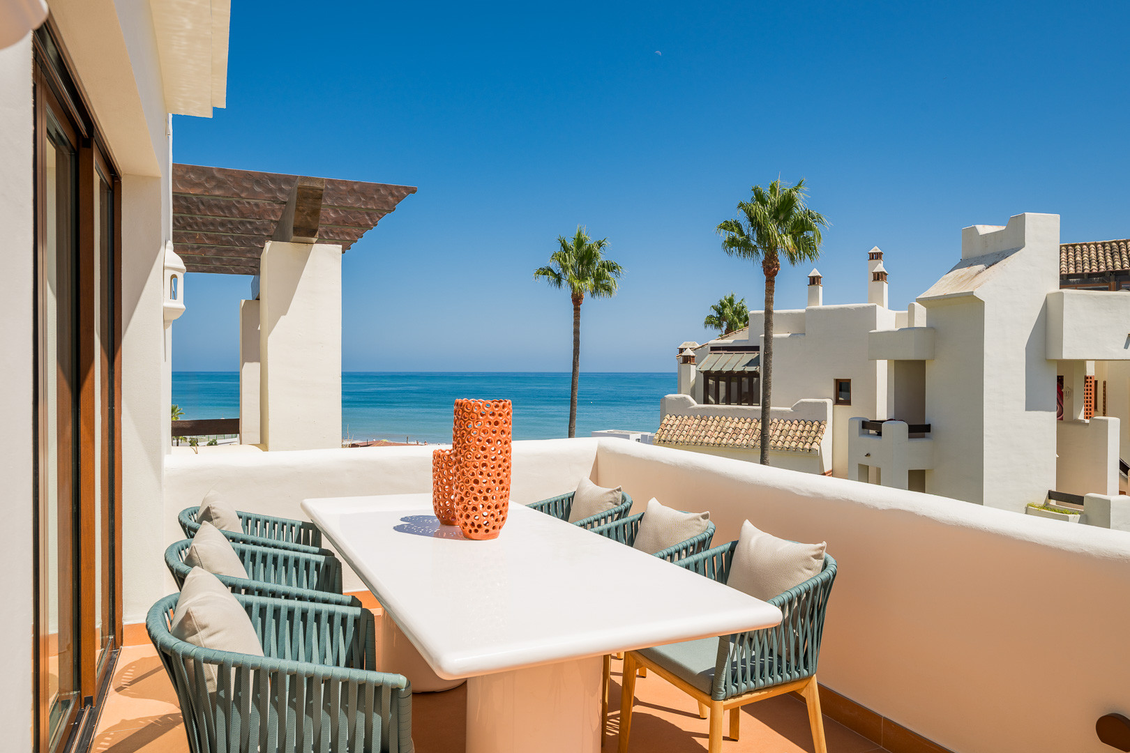 Exquisito ático dúplex en primera línea de playa cerca del centro de Estepona.