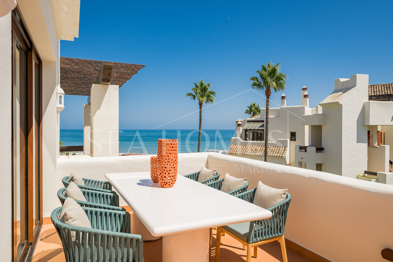 Exquisite duplex penthouse front line to the beach near Estepona town!