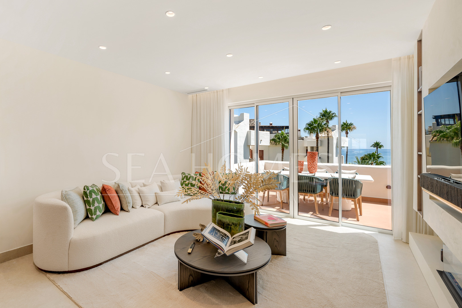 Exquisite duplex penthouse front line to the beach near Estepona town!