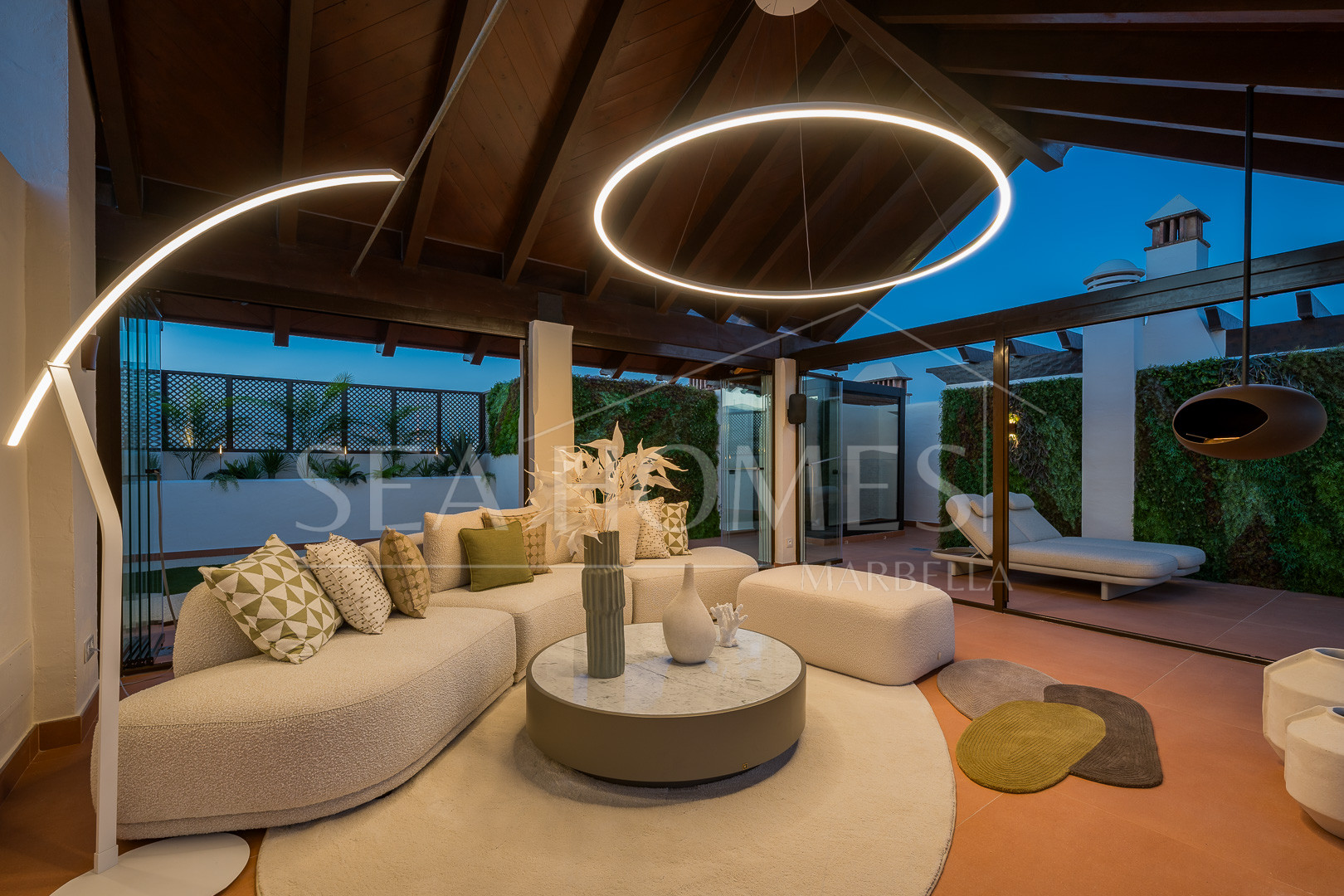 Exquisite duplex penthouse front line to the beach near Estepona town!