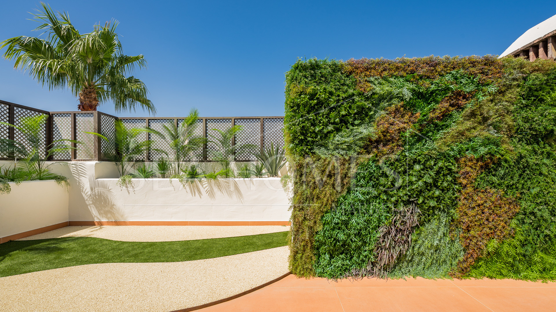 Exquisite duplex penthouse front line to the beach near Estepona town!