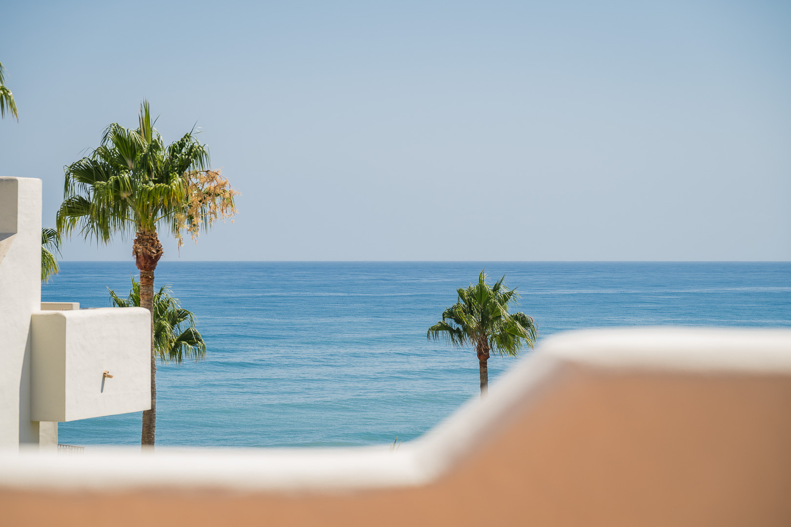 Exquisito ático dúplex en primera línea de playa cerca del centro de Estepona.