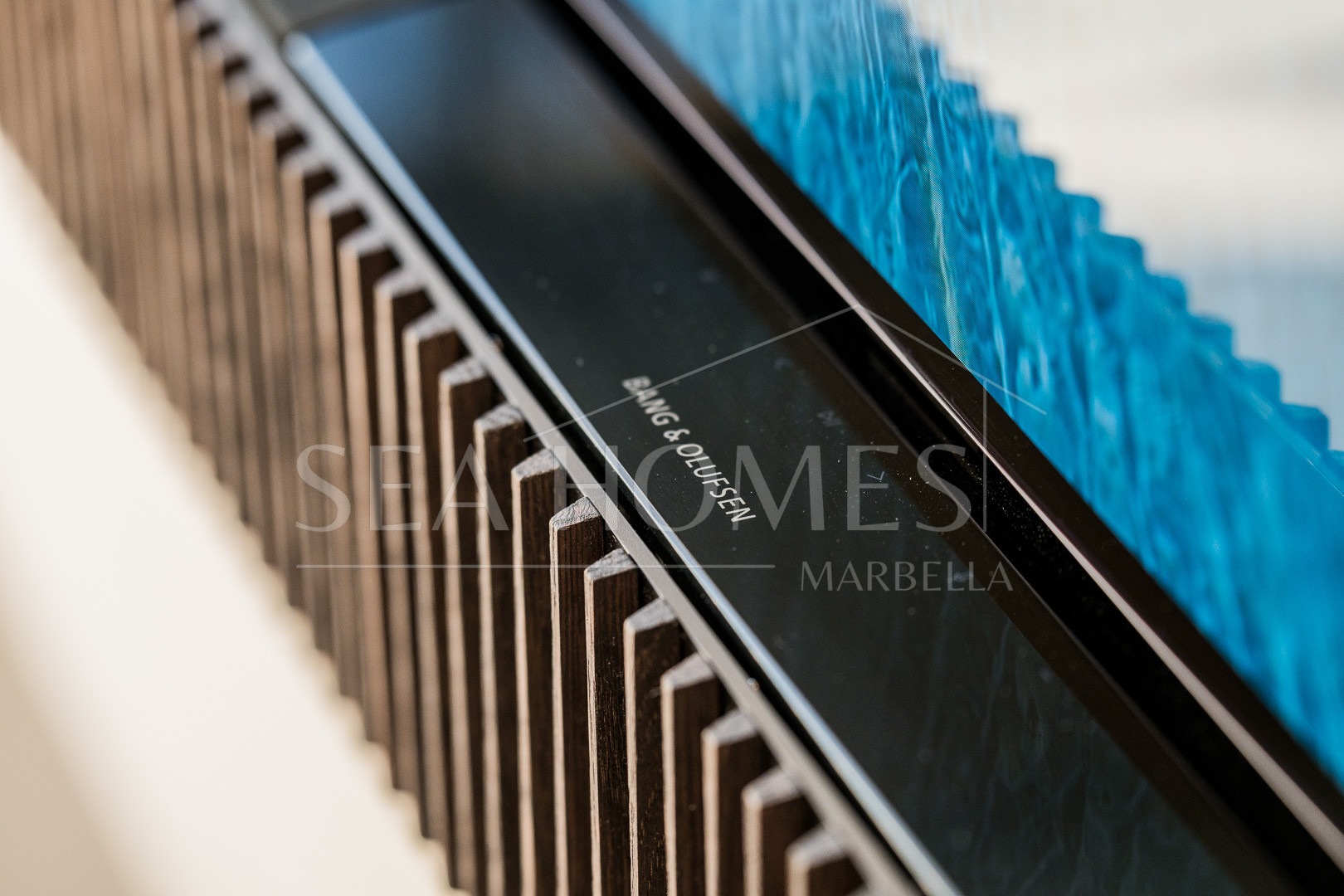 Exquisite duplex penthouse front line to the beach near Estepona town!