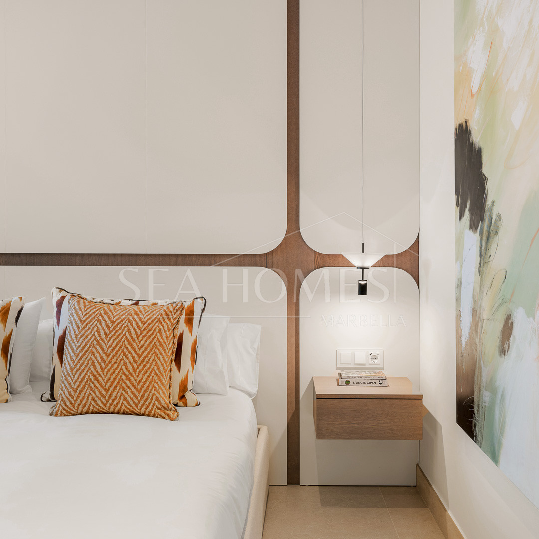 Exquisite duplex penthouse front line to the beach near Estepona town!